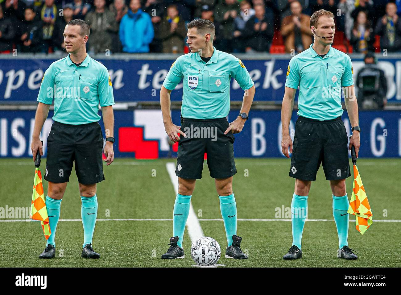 LEEUWARDEN, NIEDERLANDE - 3. OKTOBER: Schiedsrichter-Assistent Yorick Weterings, Schiedsrichter Jochem Kamphuis, Schiedsrichter-Assistent Sjoerd Nanninga während des niederländischen Eredivisie-Spiels zwischen SC Cambuur und AZ Alkmaar am Cambuurstadion am 3. Oktober 2021 in Leeuwarden, Niederlande (Foto: Henk Jan Dijks/Orange Picts) Stockfoto