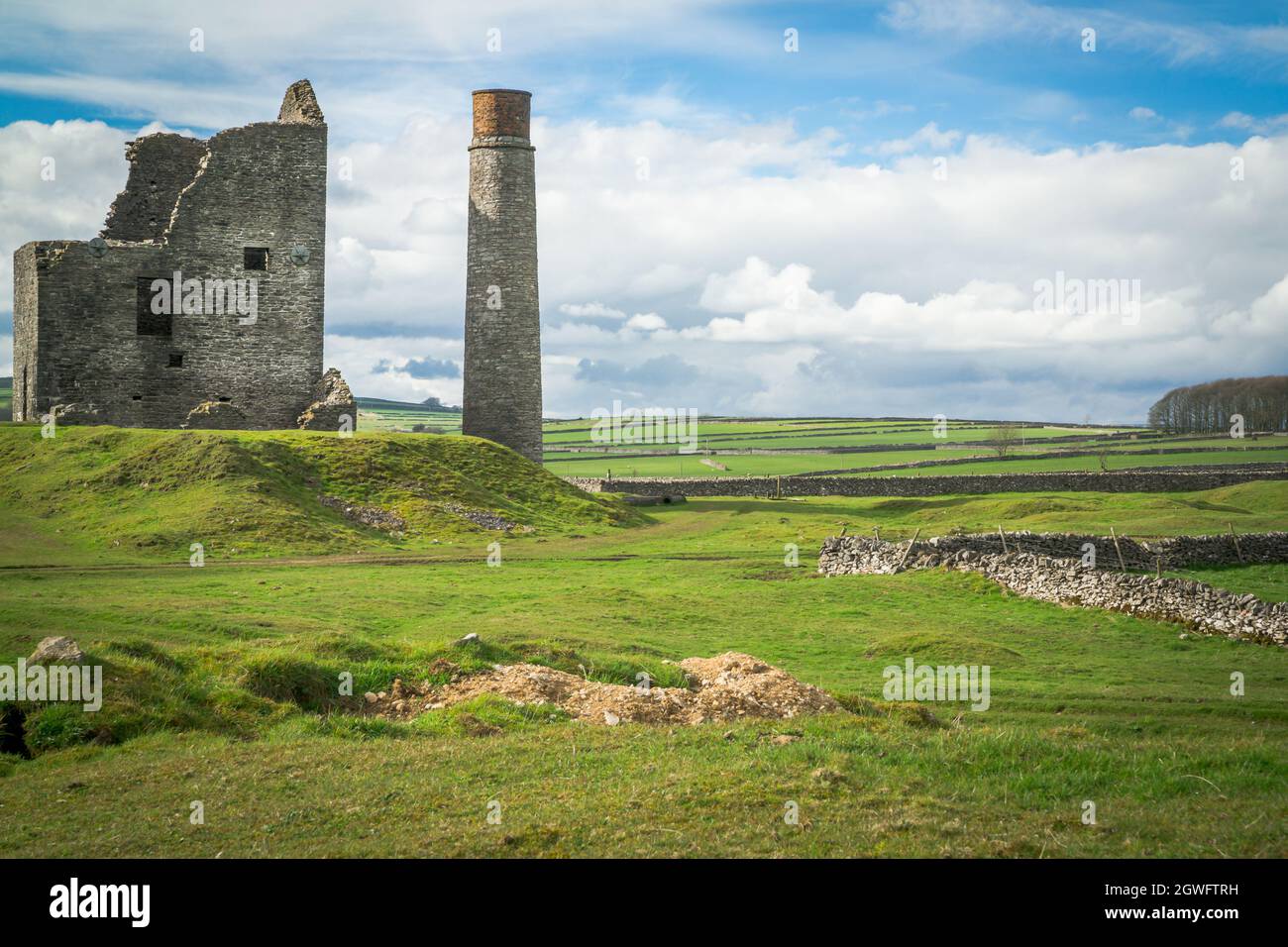 Das kornische Maschinenhaus und der kreisförmige Kamin bei der Magpie Mine, Sheldon, einer erhaltenen Bleimine im Peak District National Park - mit weißem Raum Stockfoto