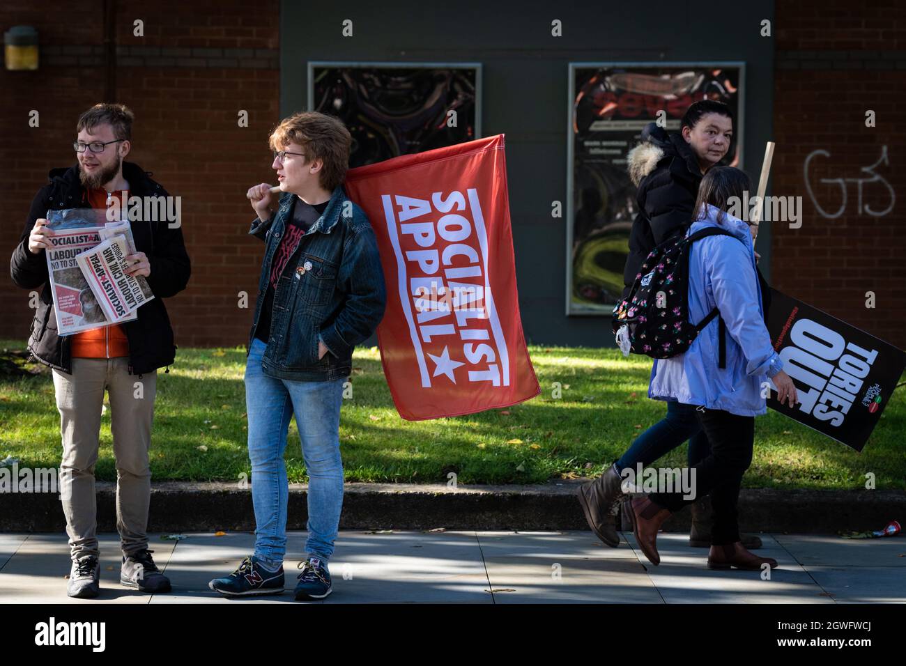 Manchester, Großbritannien. Oktober 2021. Menschen mit Plakaten warten auf den Beginn der Demonstration der Volksversammlung. Soziale Bewegungen und Gewerkschaften vereinen sich und marschieren an der Parteikonferenz der Konservativen vorbei, die eine gerechtere Politik für die Arbeiterklasse fordert. Kredit: Andy Barton/Alamy Live Nachrichten Stockfoto