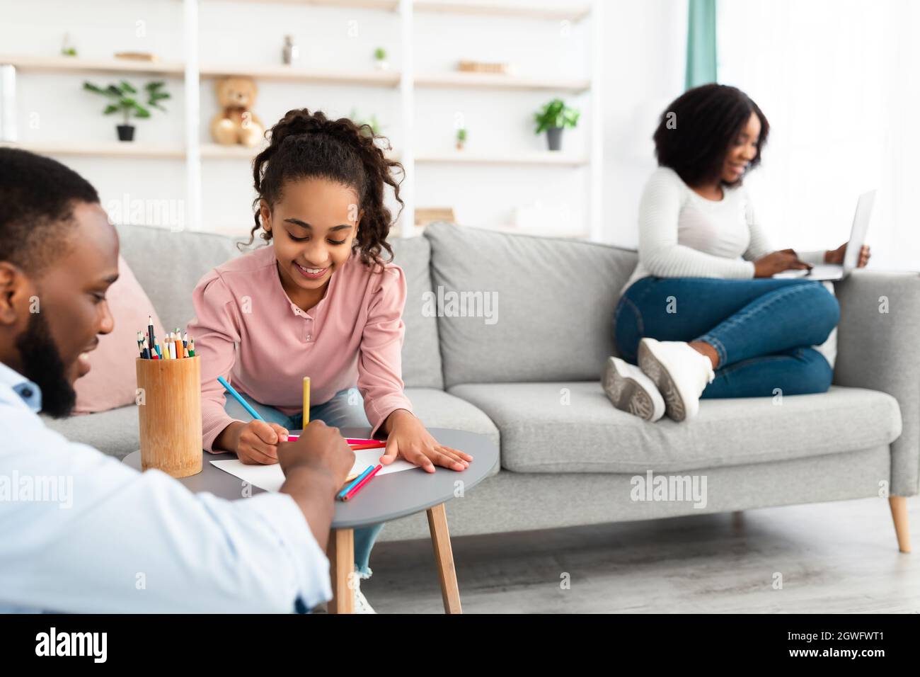 Mutter und Tochter teilen sich Kerl auf Sofa Mutter und Tochter teilen sich Kerl auf Sofa