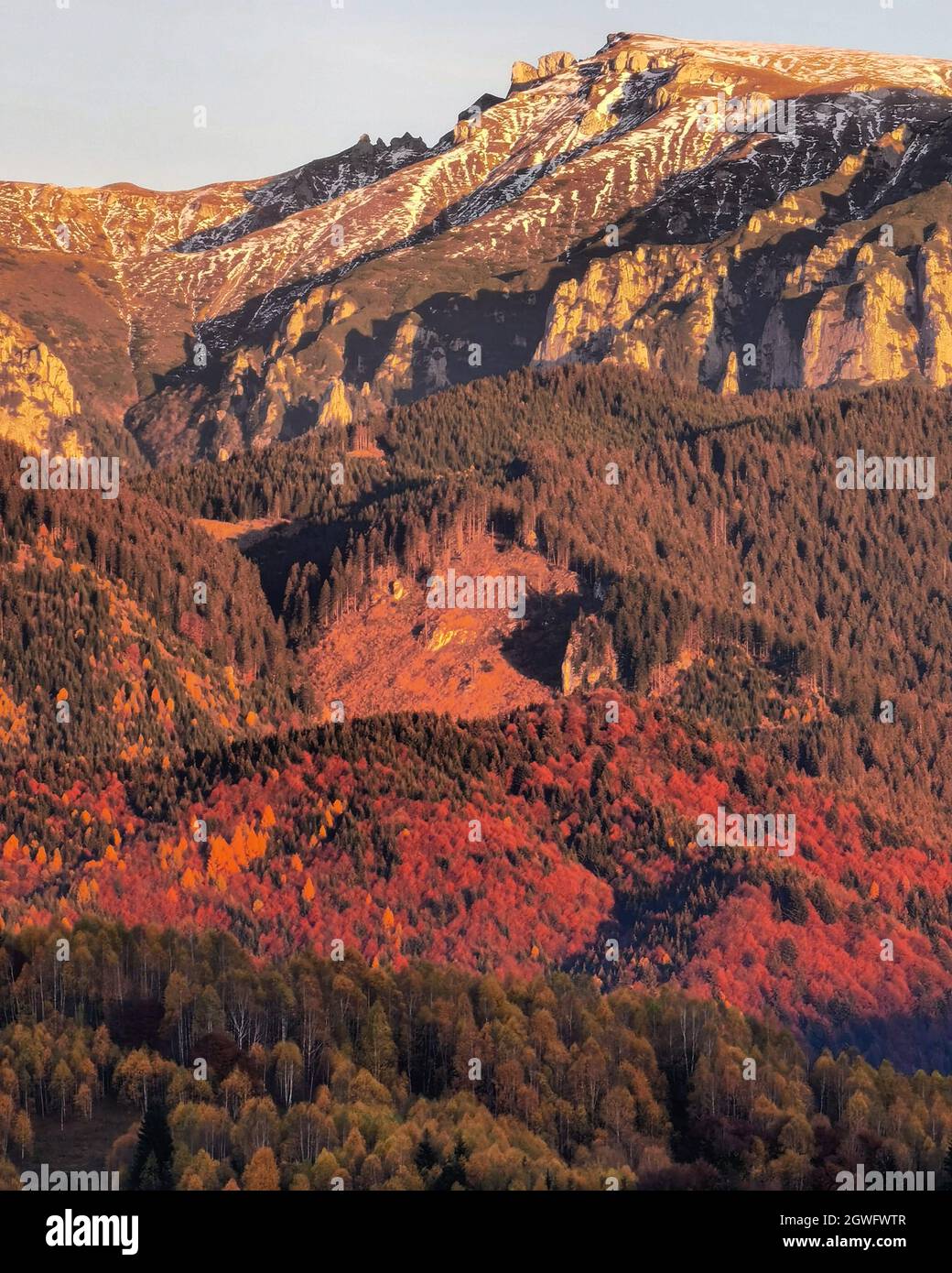 Malerische Aussicht auf die Berge im Herbst Stockfoto