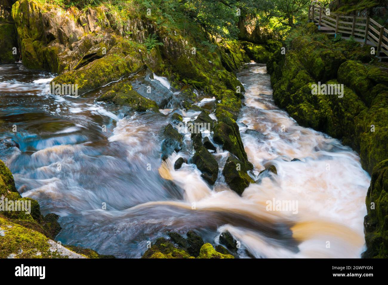 Lange Exposition von schnellem Wasser auf einer Biegung des Flusses Doe in Ingleton in den Yorkshire Dales Stockfoto
