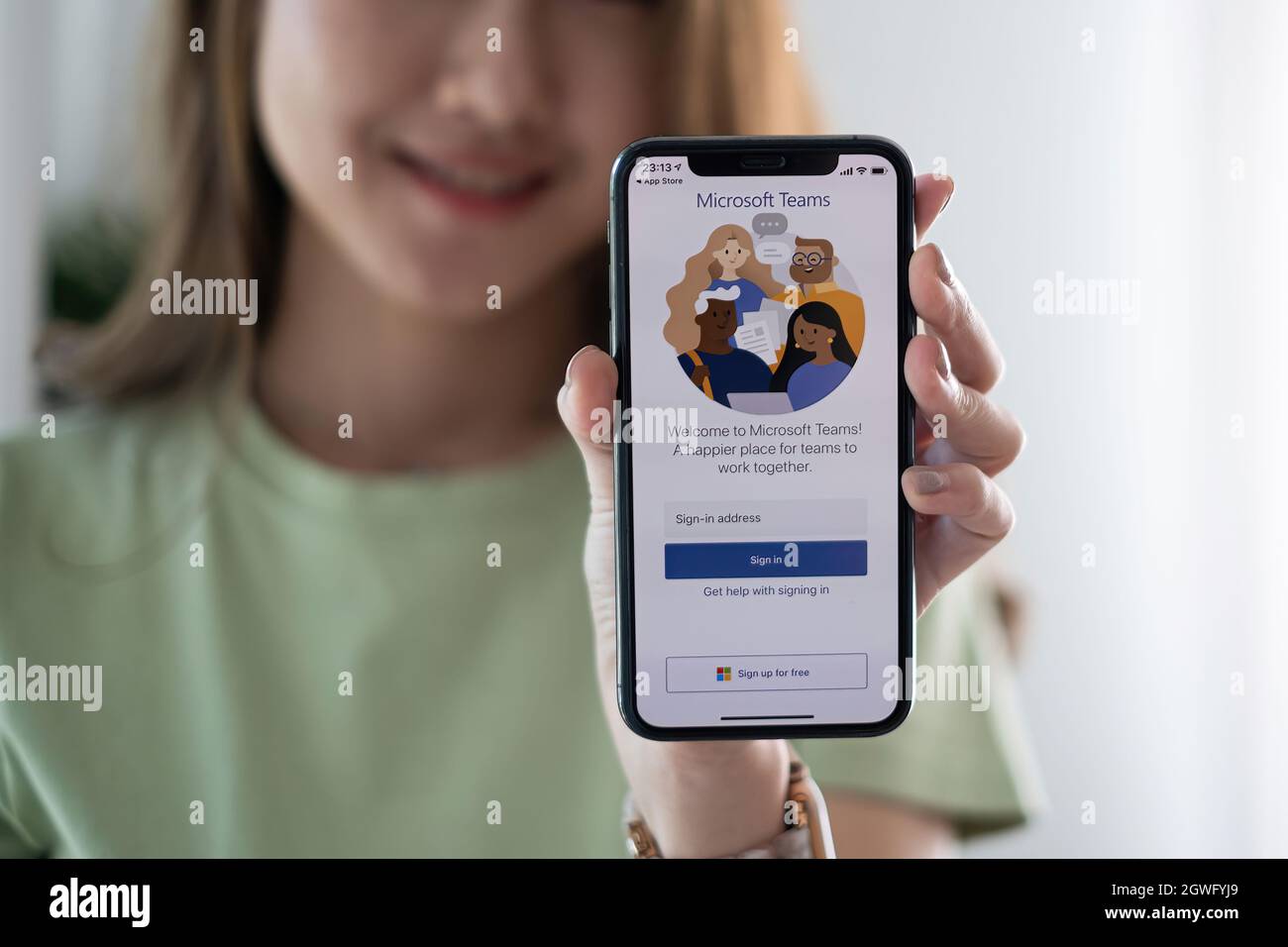 CHIANG MAI, THAILAND - OCT 03, 2021 : Ein von zu Hause aus arbeitender Mitarbeiter lädt die soziale Plattform von Microsoft Teams herunter, die für Remote-Arbeiten bereit ist Stockfoto
