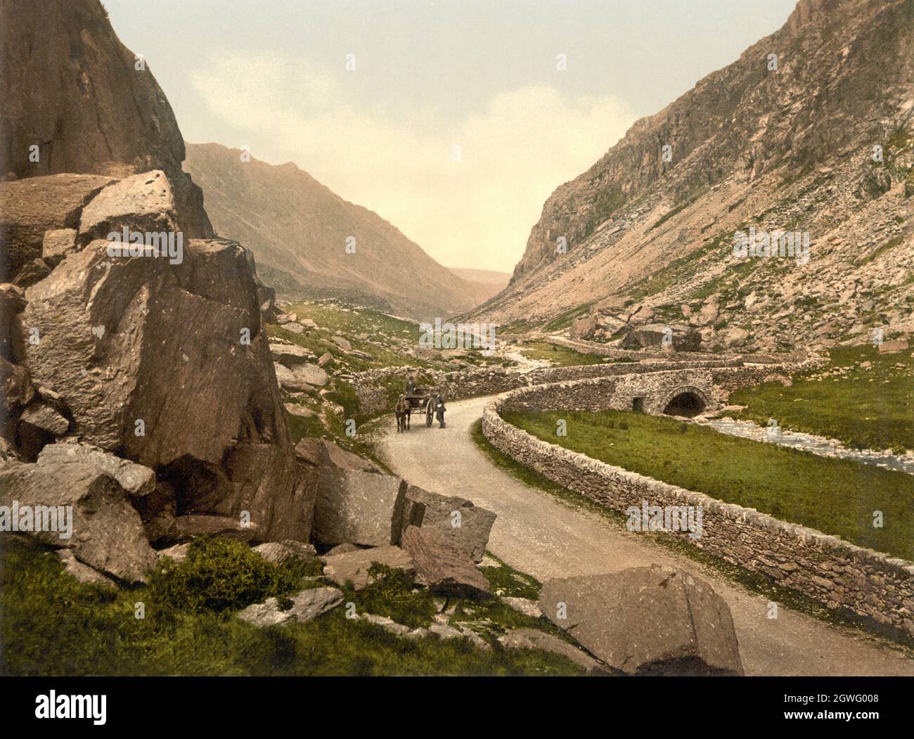 Vintage-Foto um 1890 vom Llanberis Pass in Snowdonia oder Eryri in Nordwales, Großbritannien. Das Foto zeigt die Straße (jetzt die heutige Hauptstraße A4086) mit einem Pferd und einem Wagen. Der Pass liegt zwischen den Bergketten des Glyderau und des Snowdon Yr Wyddfa und führt zum Nant Peris. Stockfoto