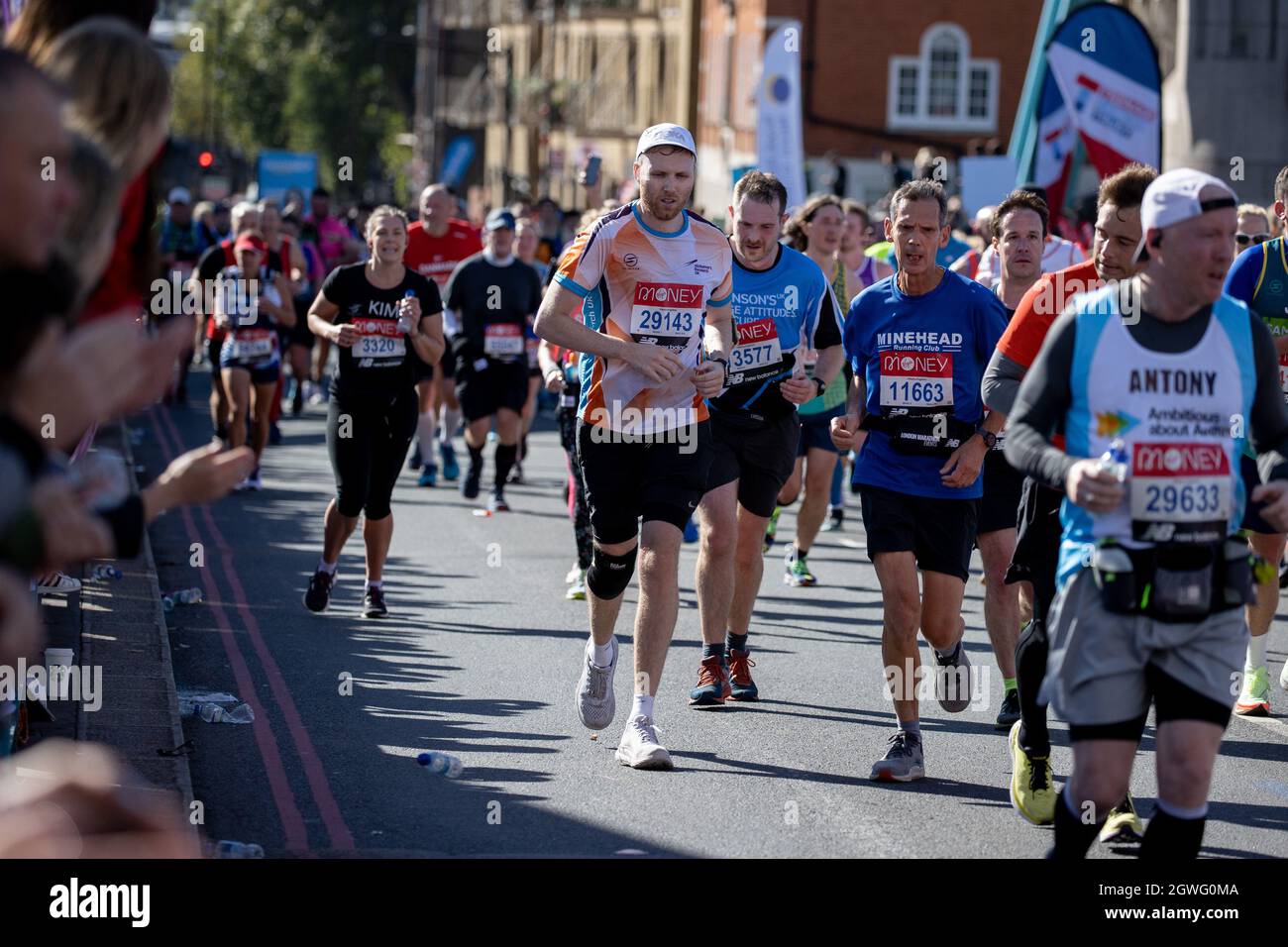 London, Großbritannien. Oktober 2021. Teilnehmer des London-Marathons 2021 an der Tower Bridge in London, Großbritannien. Kredit: SMPNEWS / Alamy Live Nachrichten Stockfoto