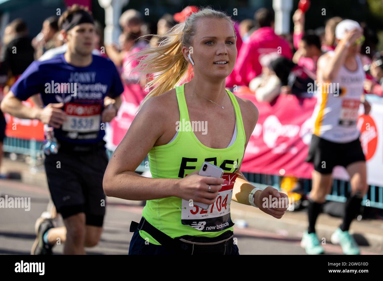 London, Großbritannien. Oktober 2021. Eine Frau, die beim London Marathon 2021 an der Tower Bridge in London, Großbritannien, läuft. Kredit: SMPNEWS / Alamy Live Nachrichten Stockfoto