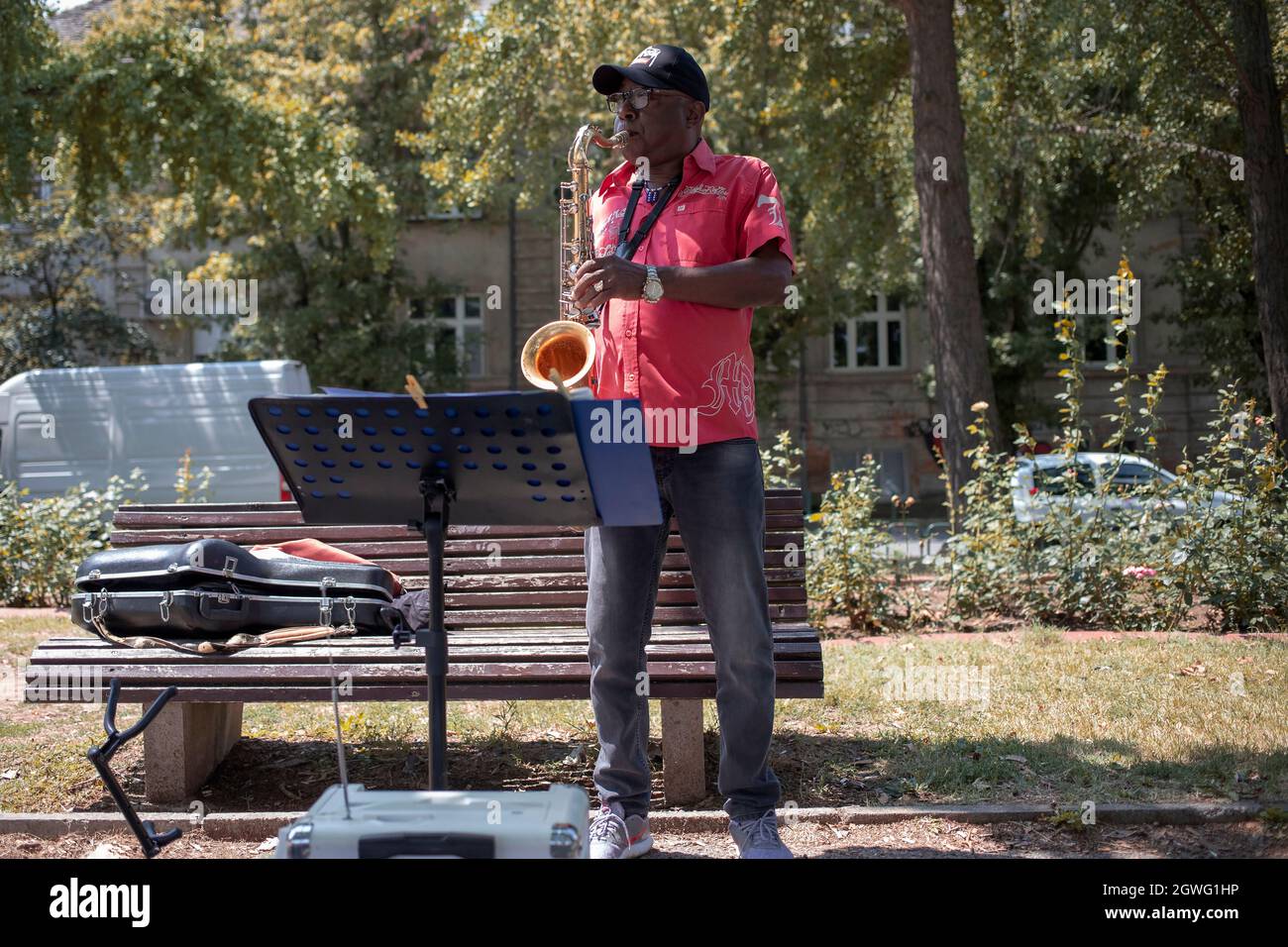 Belgrad, Serbien, 21. Jul 2021: Portrait eines Jazzmusikers, der an der Donaupromenade in Zemun Saxophon spielt Stockfoto