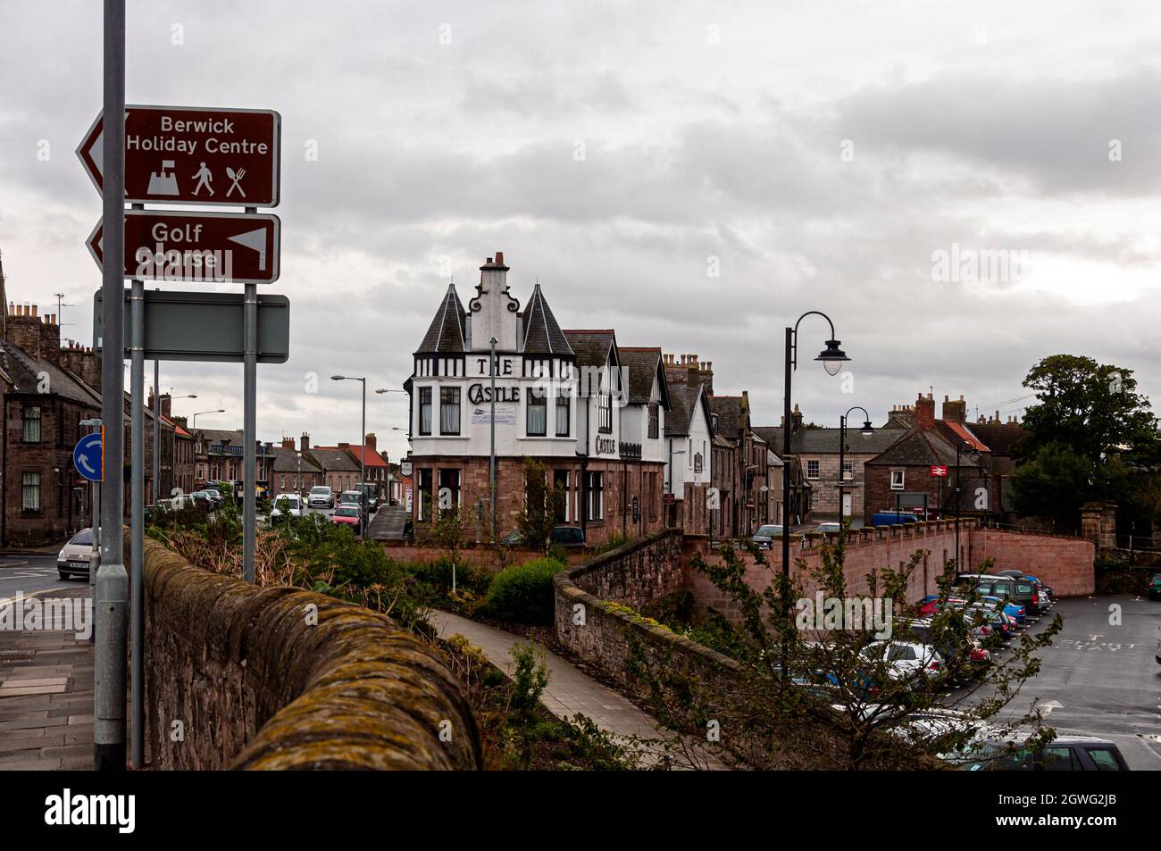 Das unverwechselbare Castle Hotel in Berwick on Tweed ist ein Eckgasthaus, das auch über ein Restaurant und eine Bar sowie zwei obere Türme mit kegelförmigen Dächern verfügt Stockfoto