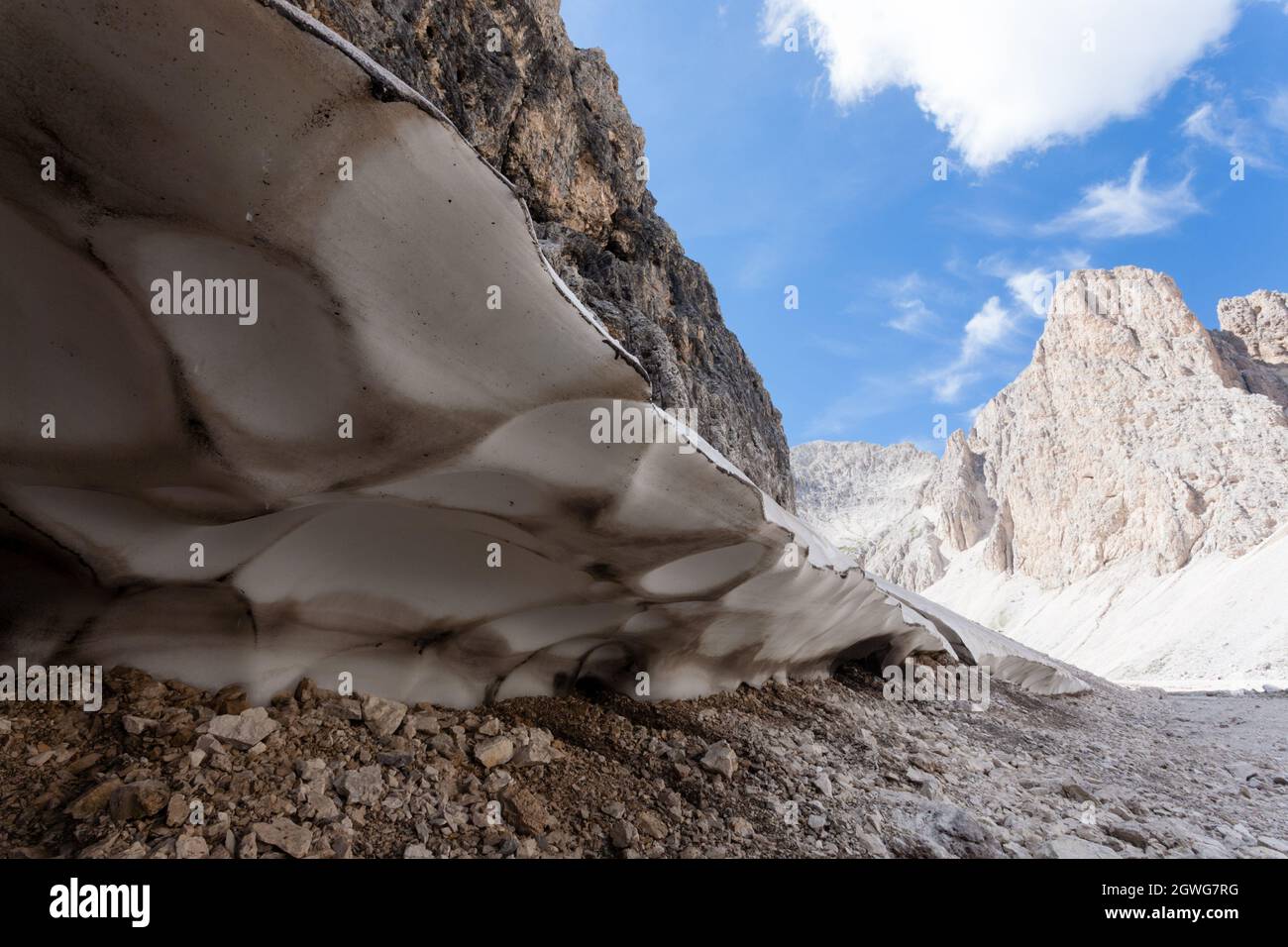 Schmelzender Schnee am See von Antermoia, Dolomiten, Rosengarten-Gruppe. Italienische dolomitenlandschaft Stockfoto