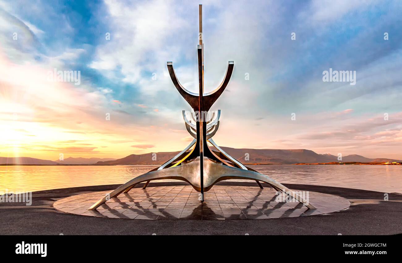 Reykjavik, Island-August 08.2019:Nahaufnahme der Silhouette Skulptur gegen das Meer während des Sonnenaufgangs - Sun Voyager wikingerschiff in Island Stockfoto