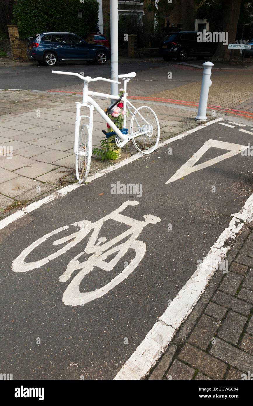 Ein Fahrrad-Geisterrad (auch als Ghostcycle oder WhiteCycle bezeichnet) Fahrrad-Denkmal am Straßenrand, bei dem ein Radfahrer in Richmond, London, Großbritannien, getötet wurde. (127) Stockfoto