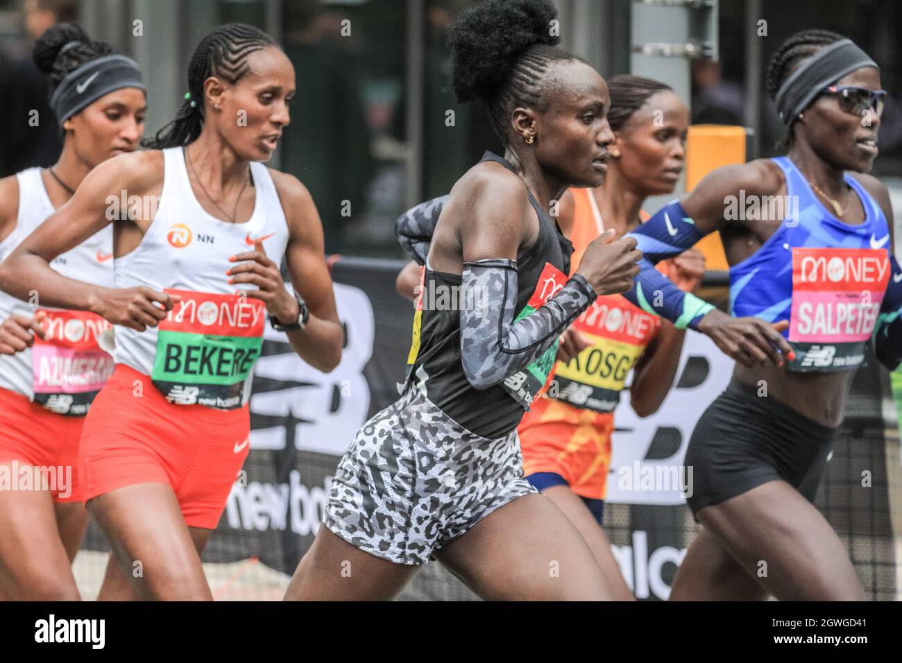 London, Großbritannien. Oktober 2021. Die Elite-Frauen mit der späteren Gewinnerin Joyciline Jepkosgei (Mitte, KE), der dritten platzierten Ashete Bekere, Lonah Chemtai Salpeter, dem 2. Platz Degitu Azimeraw und der 2019-Siegerin Brigid Kosgei. Nach einer 2-jährigen Abwesenheit kehrt der Virgin Money London Marathon zu seinem traditionellen Kurs von Blackheath zur Mall zurück. Mit über 40,000 Teilnehmern und einer ähnlichen Zahl, die gleichzeitig den virtuellen Marathon auf einer Strecke ihrer Wahl absolvieren wird es der größte Marathon überhaupt sein. Kredit: Imageplotter/Alamy Live Nachrichten Stockfoto