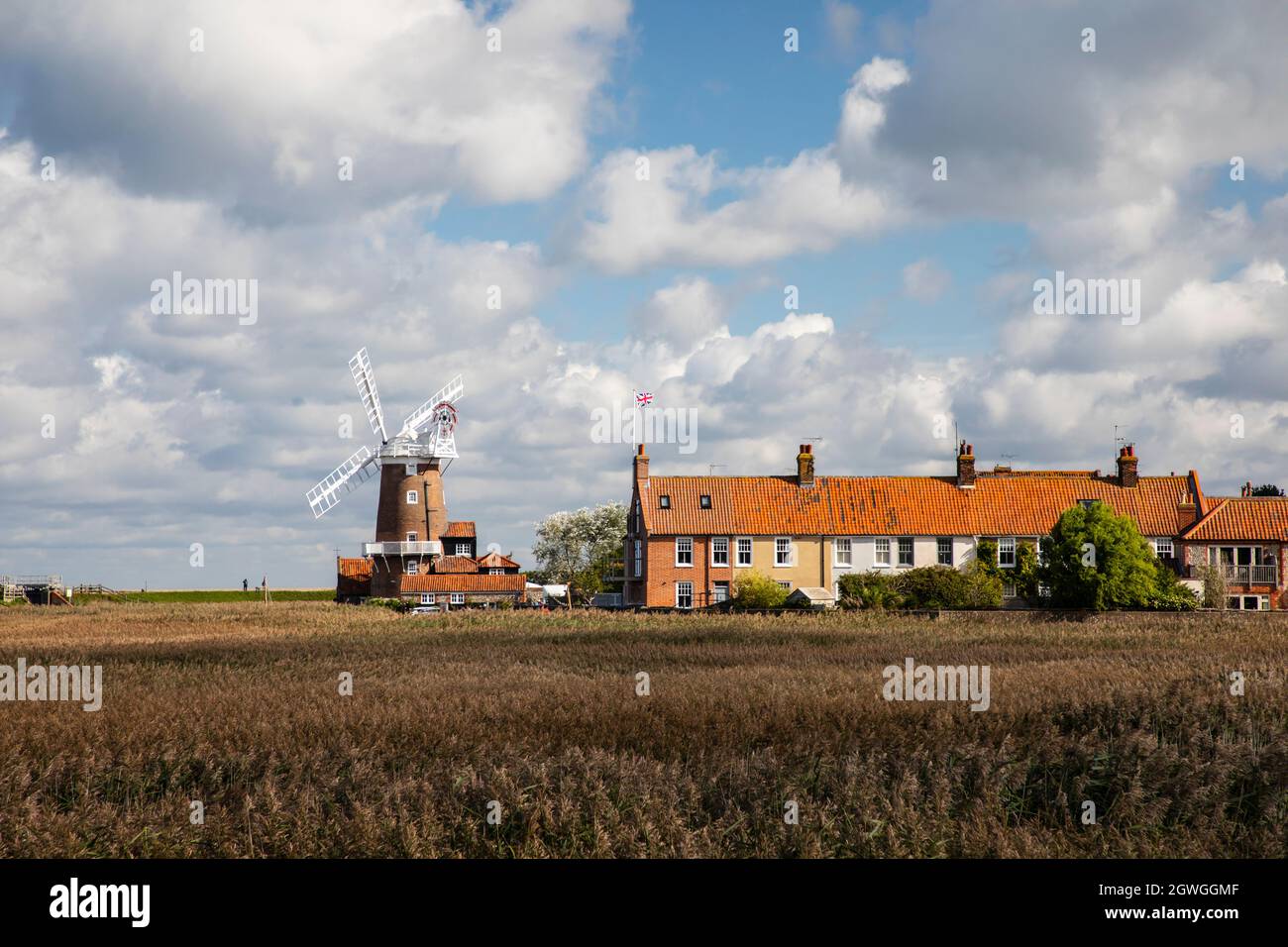 Cley Next The Sea, Vereinigtes Königreich - 29. September 2021: Cley Windmill ist eine denkmalgeschützte Turmmühle, die zu einer Wohnanlage umgebaut wurde Stockfoto
