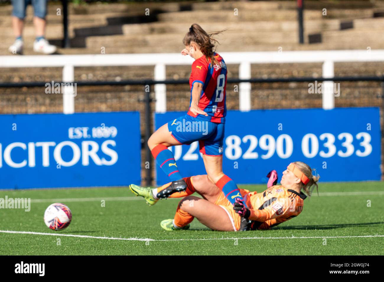 Trotz der Appelle für eine Strafe stellt Fran Kitching (20 Sheffield United) eine saubere Herausforderung auf Molly Sharpe (8 Crystal Palace) während des FA Womens Championship-Spiels zwischen Crystal Palace und Sheffield United in Hayes Lane, Bromley, England. Stockfoto