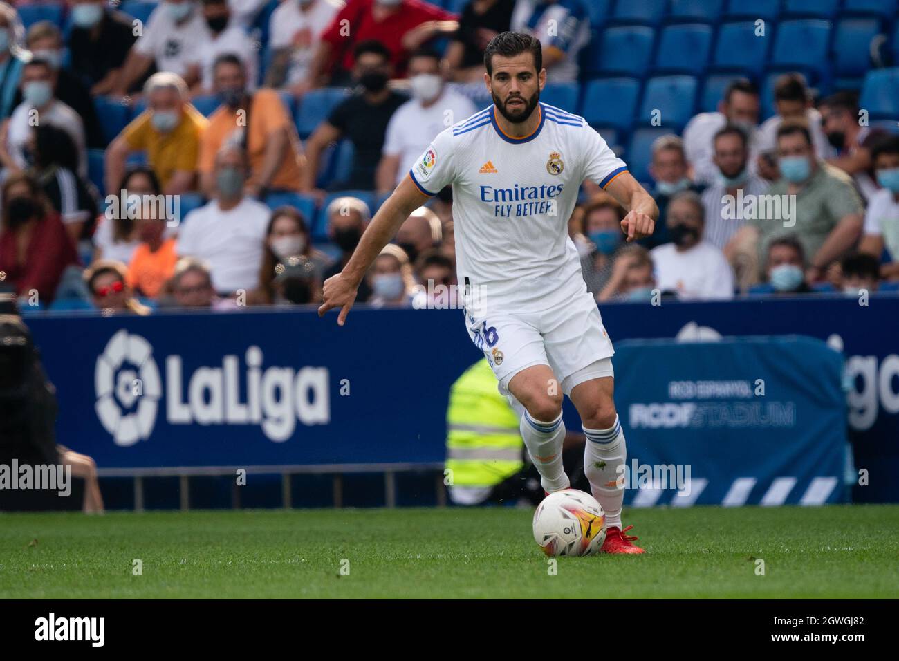 SPANIEN, FUSSBALL, LA LIGA SANTANDER, RCDE GEGEN REAL MADRID CF. Real Madrid CF-Spieler (06) Nacho während des La Liga Santander Spiels zwischen RCD Espanyol und Real Madrid CF im RCDE Stadium, Cornellà, Spanien, am 3. Oktober 2021. © Joan Gosa 2021. Quelle: Joan Gosa Badia/Alamy Live News Stockfoto