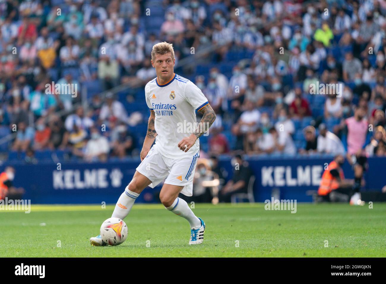 SPANIEN, FUSSBALL, LA LIGA SANTANDER, RCDE GEGEN REAL MADRID CF. Real Madrid CF-Spieler (08) Toni Kroos während des La Liga Santander Spiels zwischen RCD Espanyol und Real Madrid CF im RCDE Stadium, Cornellà, Spanien, am 3. Oktober 2021. © Joan Gosa 2021. Quelle: Joan Gosa Badia/Alamy Live News Stockfoto