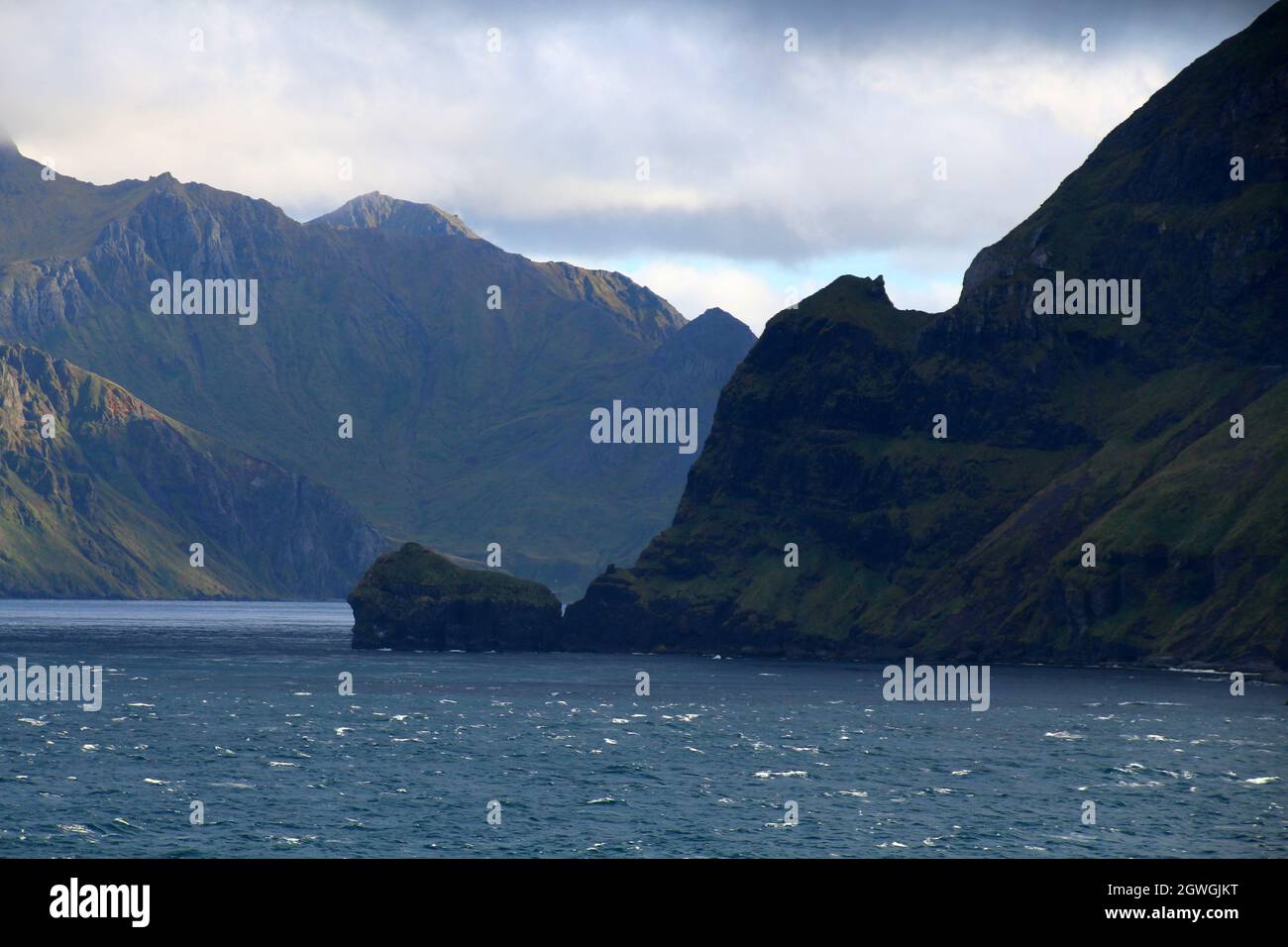 Raue Küste von Unalaska Island, Aleuten-Inseln, Alaska, USA Stockfoto