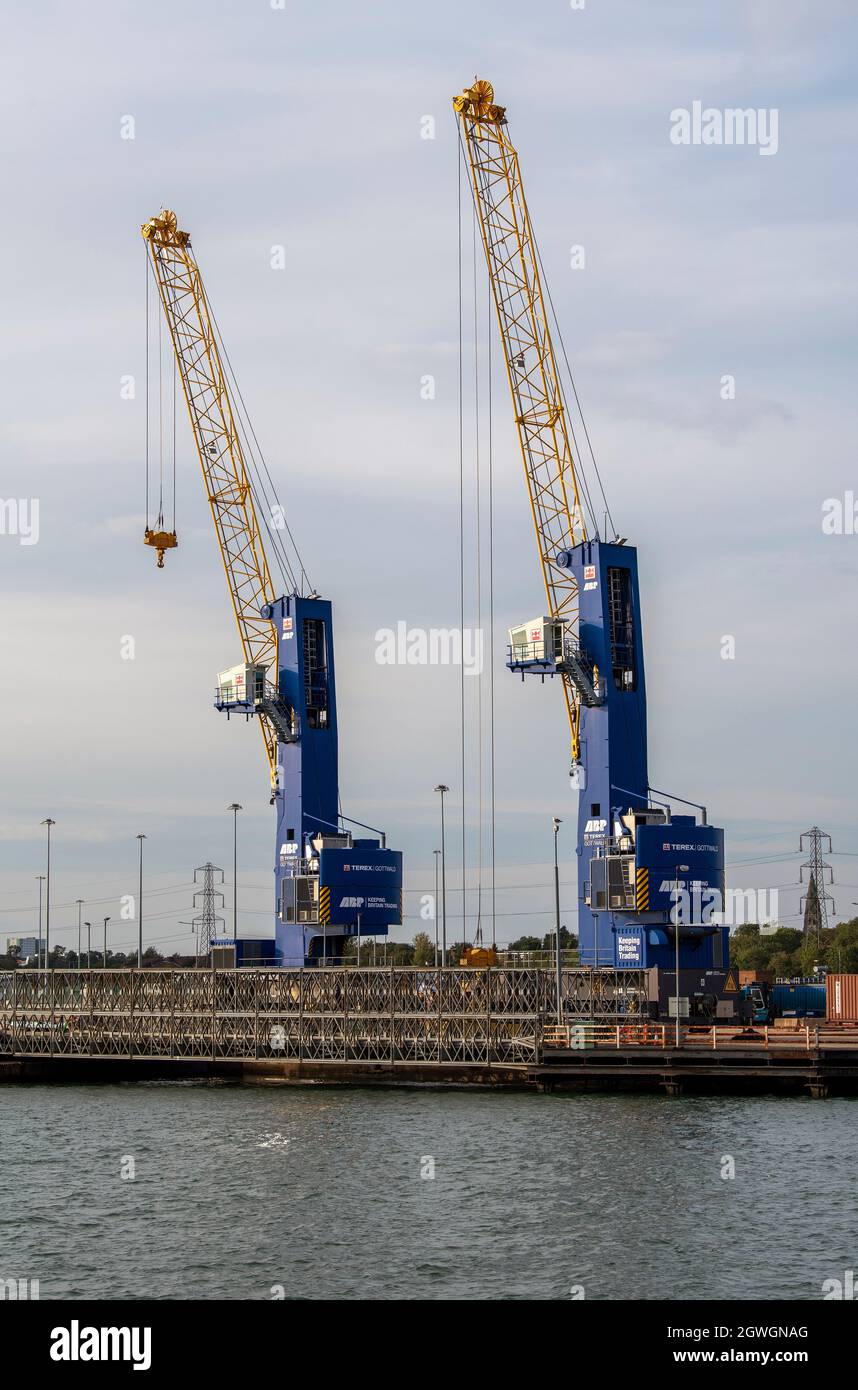 Southampton, England, Großbritannien. 2021. Zwei Hafenkrane, die twinlift Betrieb und eine hohe Hubkapazität für die Schifffahrt-Industrie Frachtbewegungen haben. Stockfoto
