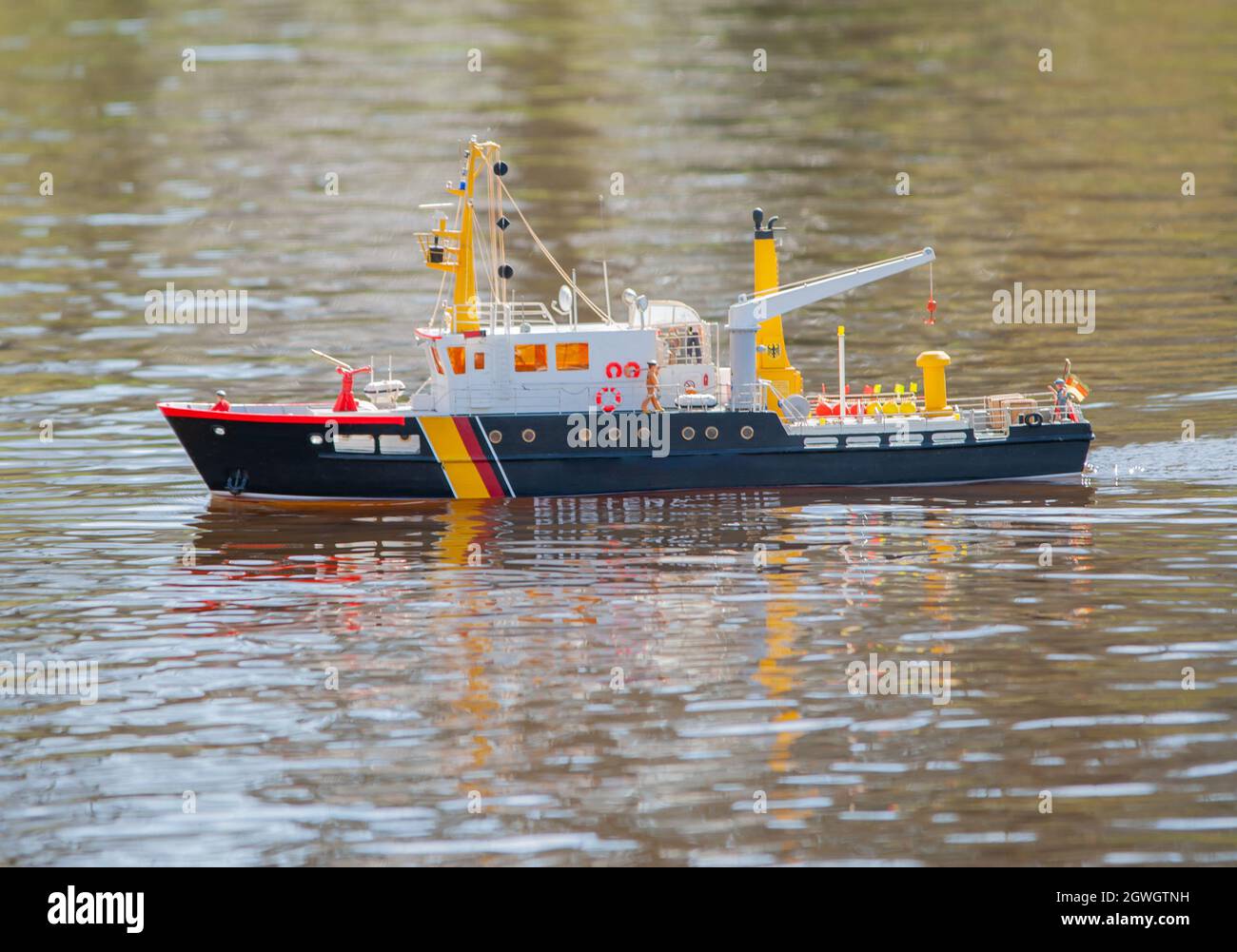 Ferngesteuertes Schiffsmodell ist ferngesteuert auf EINEM See  Stockfotografie - Alamy