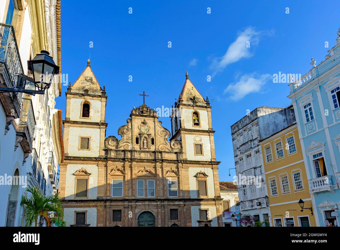 Alte und historische Kirchenfassade auf dem zentralen Platz des Pelourinhoviertels in Salvador, Bahia, nordöstlich von Brasilien Stockfoto