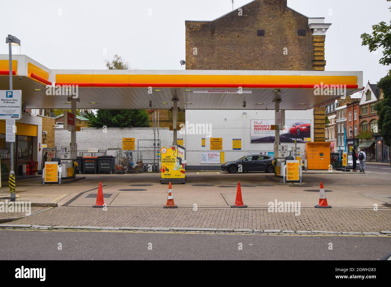 London, Großbritannien. Oktober 2021. Eine geschlossene Shell-Station in Islington. An vielen Tankstellen ist aufgrund des Mangels an Lkw-Fahrern im Zusammenhang mit dem Brexit und des panischen Kaufs Benzin ausgelaufen. Kredit: Vuk Valcic / Alamy Live Nachrichten Stockfoto