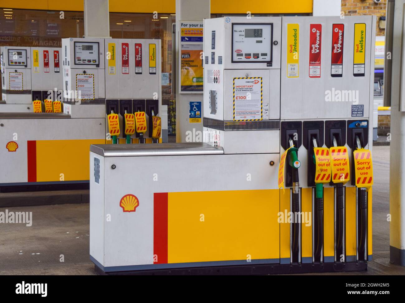 London, Großbritannien. Oktober 2021. Schilder „Sorry, out of use“ decken die Benzinpumpen an einer Shell-Station in Islington ab. An vielen Tankstellen ist aufgrund des Mangels an Lkw-Fahrern im Zusammenhang mit dem Brexit und des panischen Kaufs Benzin ausgelaufen. Kredit: Vuk Valcic / Alamy Live Nachrichten Stockfoto