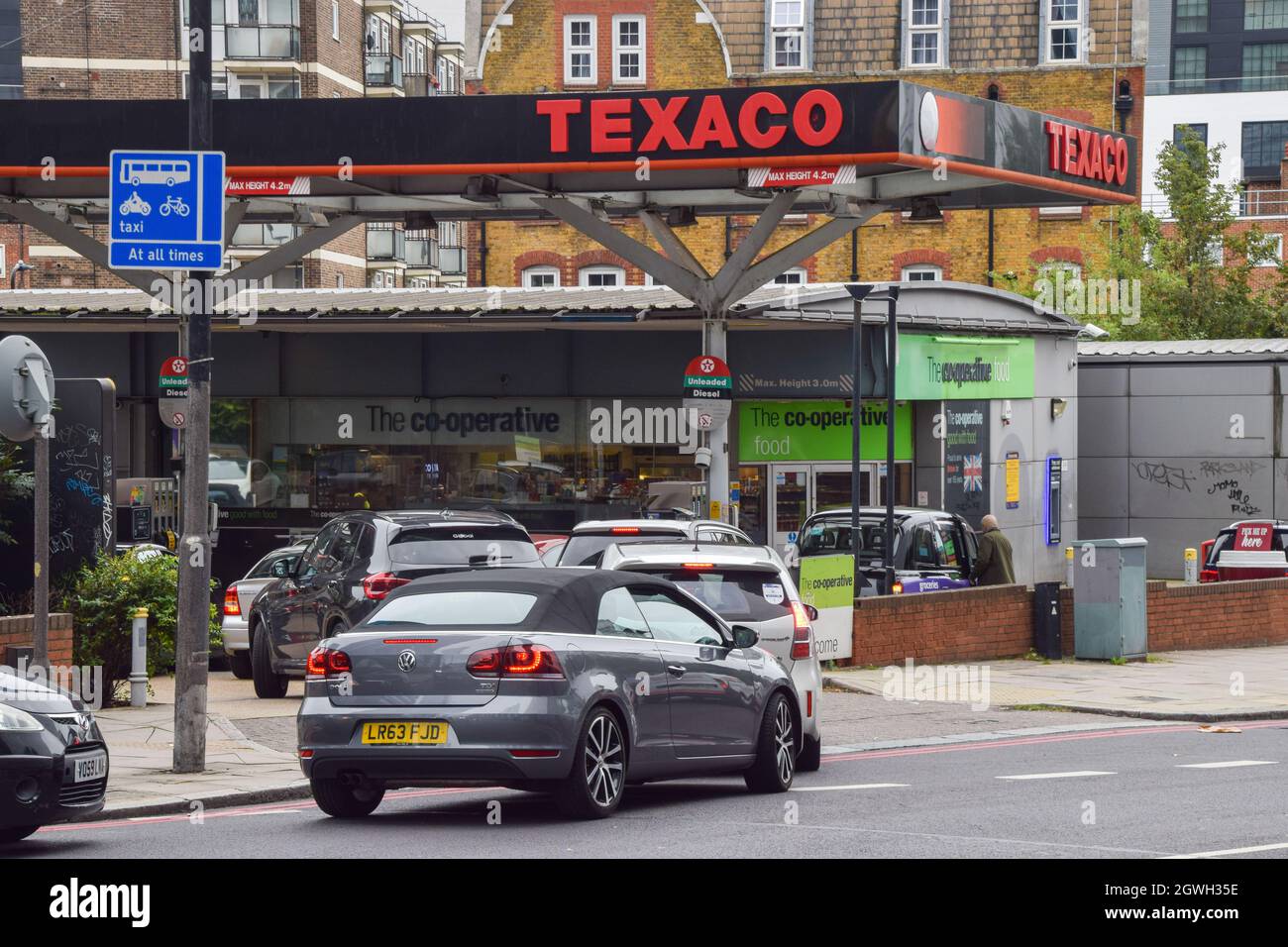 London, Großbritannien. Oktober 2021. Autos stehen an einem Texaco-Bahnhof im Zentrum von London an. An vielen Tankstellen ist aufgrund des Mangels an Lkw-Fahrern im Zusammenhang mit dem Brexit und des panischen Kaufs Benzin ausgelaufen. Kredit: Vuk Valcic / Alamy Live Nachrichten Stockfoto