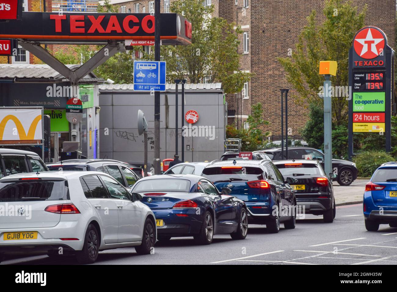 London, Großbritannien. Oktober 2021. Autos stehen an einem Texaco-Bahnhof im Zentrum von London an. An vielen Tankstellen ist aufgrund des Mangels an Lkw-Fahrern im Zusammenhang mit dem Brexit und des panischen Kaufs Benzin ausgelaufen. Kredit: Vuk Valcic / Alamy Live Nachrichten Stockfoto