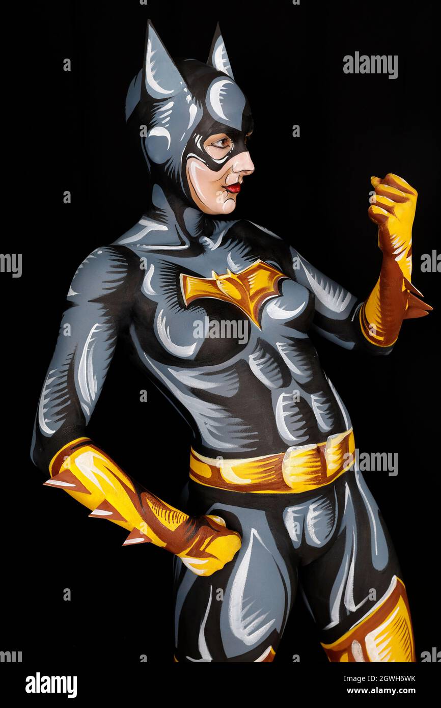 GEEK ART - Bodypainting und Transformaking: Batgirl-Comic-Fotoshooting mit Janina in einer besprühten Comic-Kulisse von Enrico Lein im Studio Düsterwald in Hameln am 27. September 2021 - Ein Projekt der Fotografin Tschiponnique Skupin und des Bodypainters Enrico Lein Stockfoto