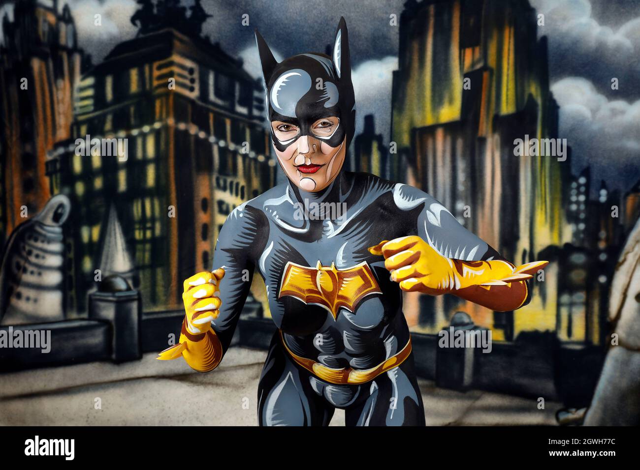 GEEK ART - Bodypainting und Transformaking: Batgirl-Comic-Fotoshooting mit Janina in einer besprühten Comic-Kulisse von Enrico Lein im Studio Düsterwald in Hameln am 27. September 2021 - Ein Projekt der Fotografin Tschiponnique Skupin und des Bodypainters Enrico Lein Stockfoto