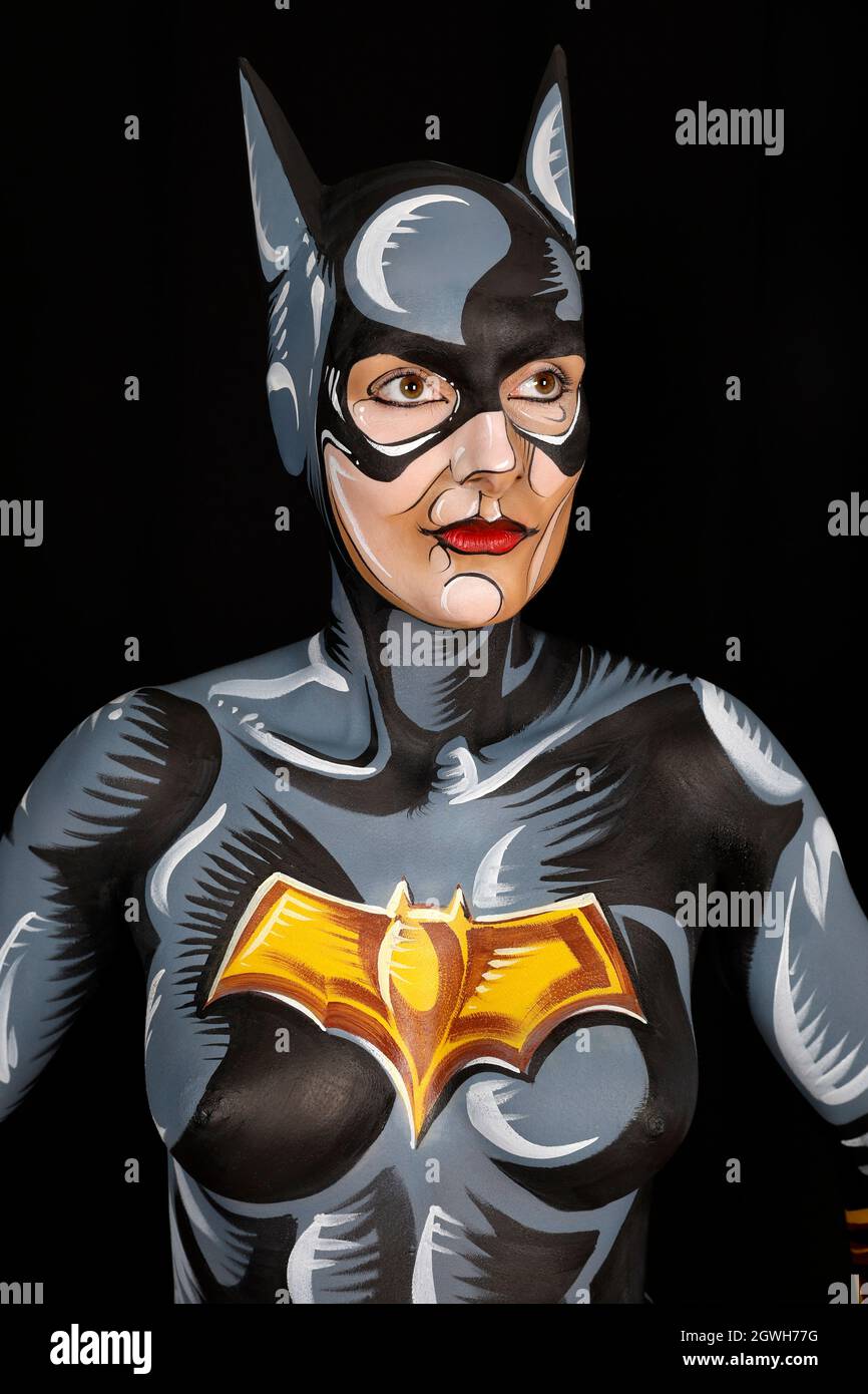 GEEK ART - Bodypainting und Transformaking: Batgirl-Comic-Fotoshooting mit Janina in einer besprühten Comic-Kulisse von Enrico Lein im Studio Düsterwald in Hameln am 27. September 2021 - Ein Projekt der Fotografin Tschiponnique Skupin und des Bodypainters Enrico Lein Stockfoto