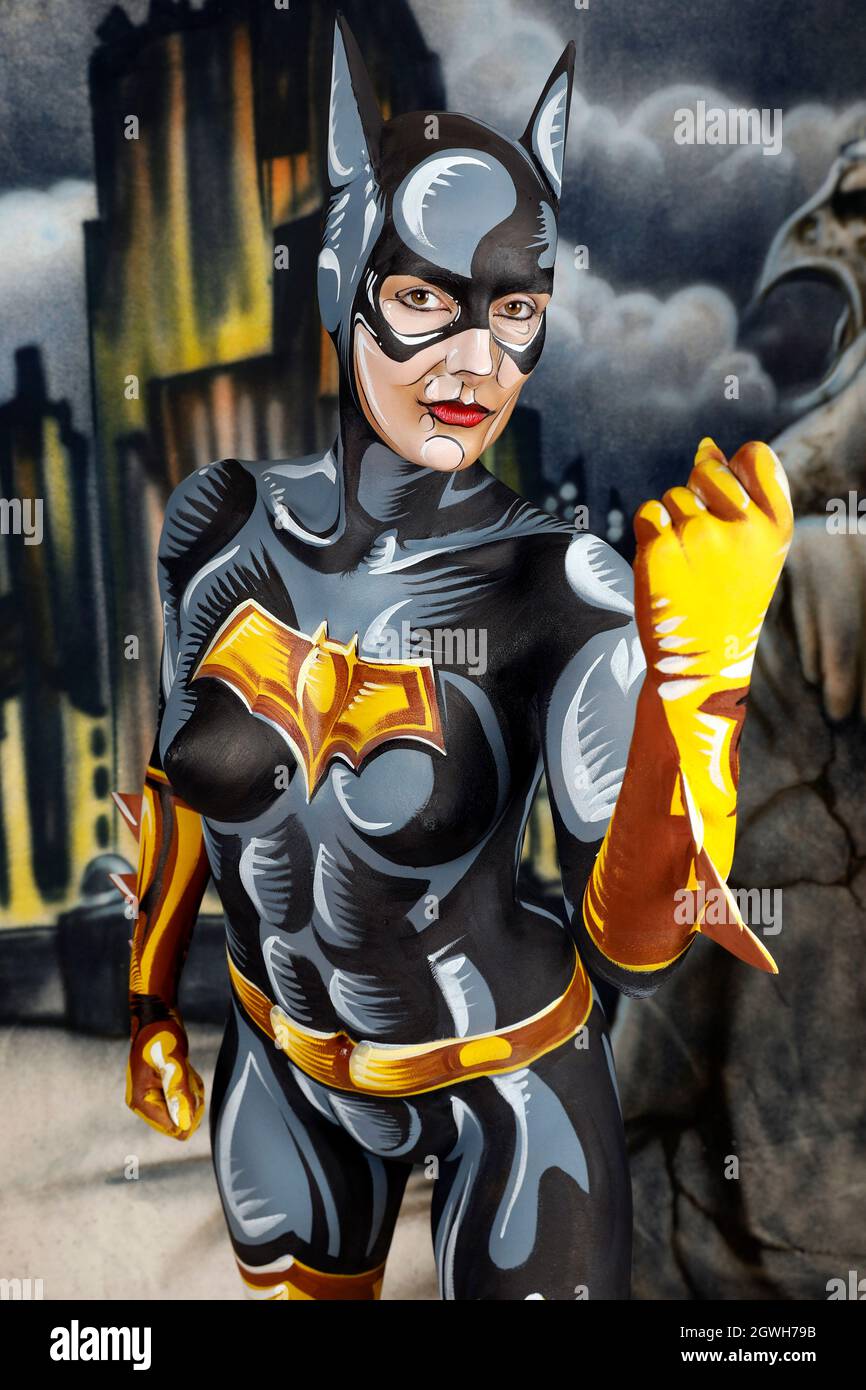 GEEK ART - Bodypainting und Transformaking: Batgirl-Comic-Fotoshooting mit Janina in einer besprühten Comic-Kulisse von Enrico Lein im Studio Düsterwald in Hameln am 27. September 2021 - Ein Projekt der Fotografin Tschiponnique Skupin und des Bodypainters Enrico Lein Stockfoto