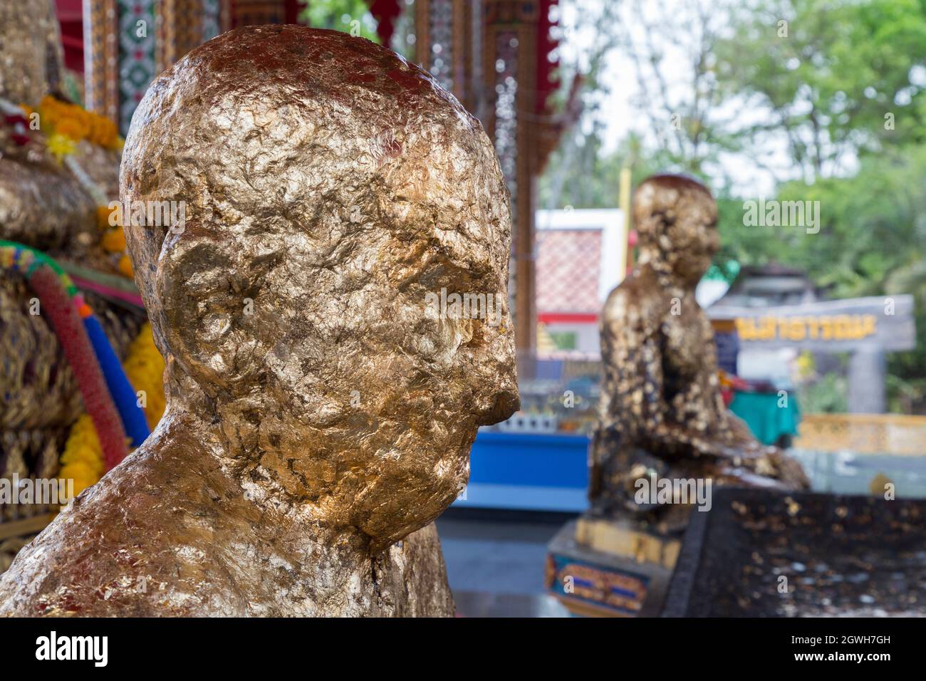 Mit Blattgold überzogene Buddhah Luang Poh Dang im Wat Prok Charoen, Bangkok, Thailand Stockfoto