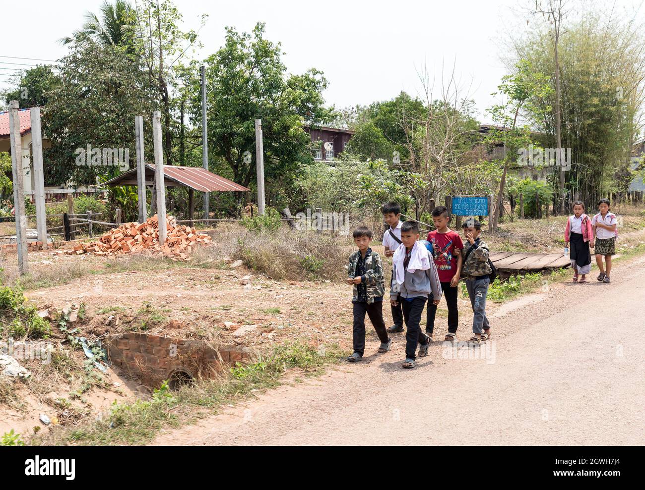 Schulkinder, die von der Schule nach Hause gehen, Pakse, Laos Stockfoto