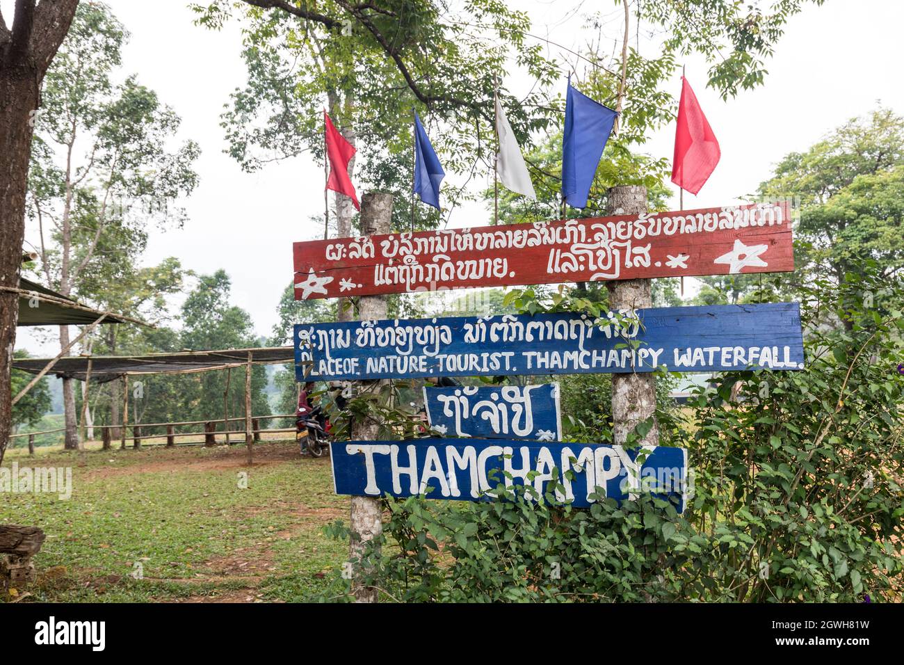 Schilder am Eingang zum Naturpark, Tham Champy, Paksong, Laos Stockfoto
