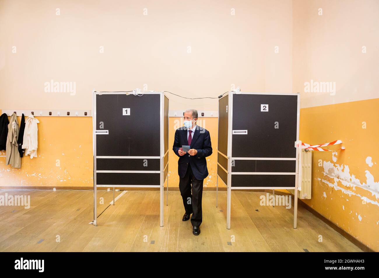 Bologna, Italien. Oktober 2021. Romano Prodi, der ehemalige italienische Premierminister, gibt während der ersten Wahlrunde in einem Wahllokal seine Stimme ab. Einigen Umfragen zufolge wäre ein Sieg in der ersten Wahlrunde von Matteo Lepore, bürgermeisterlicher Kandidat der Demokratischen Partei, möglich. Kredit: Massimiliano Donati/Alamy Live Nachrichten Stockfoto