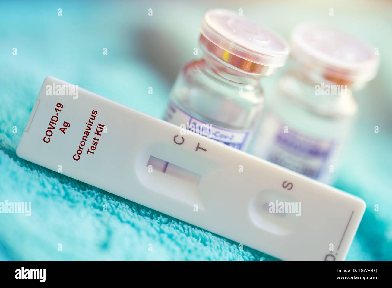 Covid-19 Self Rapid Antigen Test Kit mit Covid-Impfstoffdosisflasche für den Nachweis und die Behandlung von Coronaviren. Stockfoto