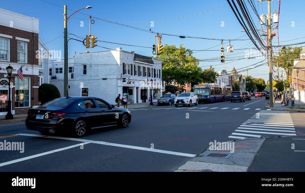 DARIEN, CT, USA - 2. OKTOBER 2021: Post Road Traffic mit Abendlicht Stockfoto