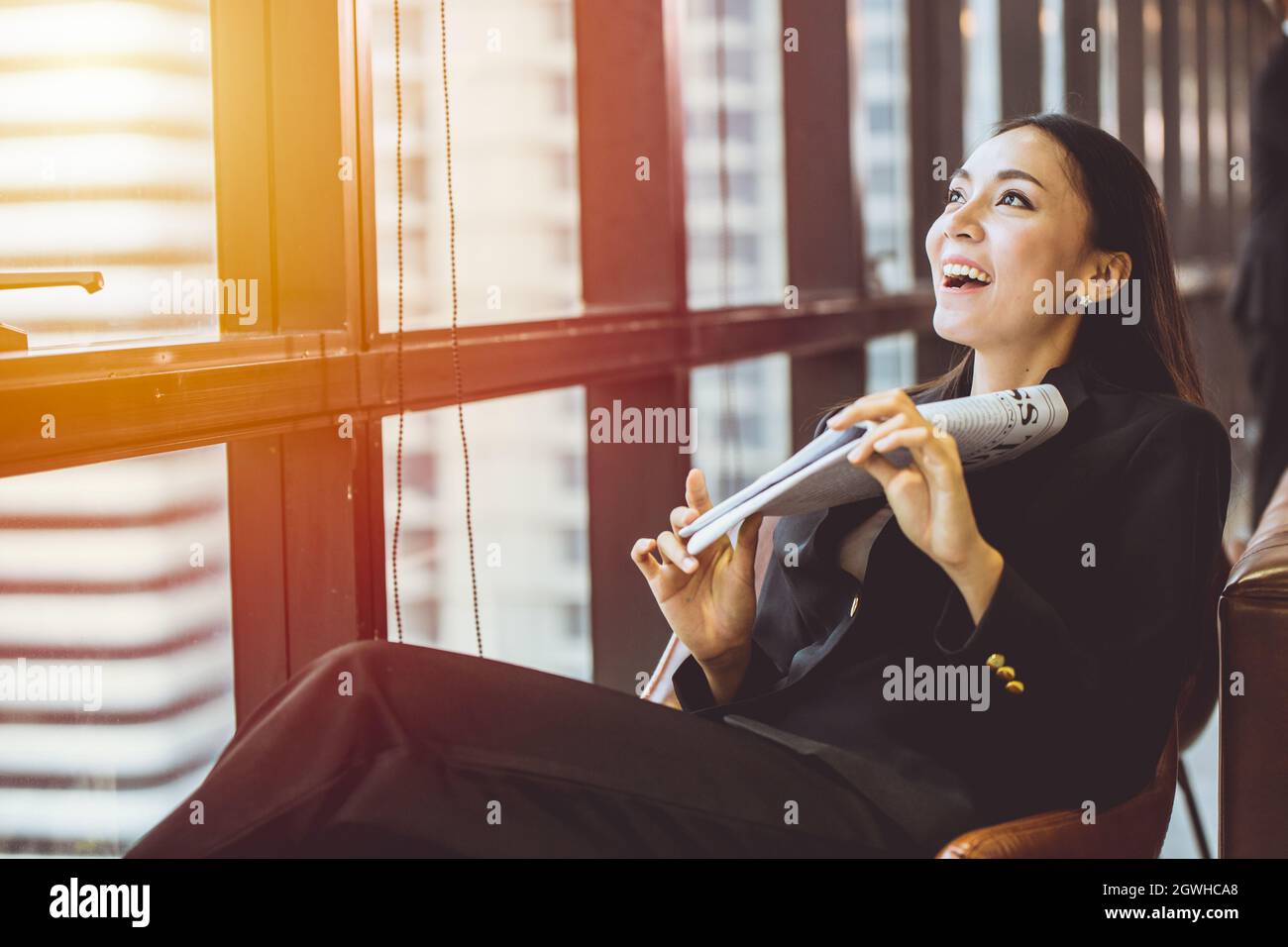 Erfolgsleiter Asiatische Geschäftsfrauen freuen sich über gute Nachrichten im Amt Stockfoto