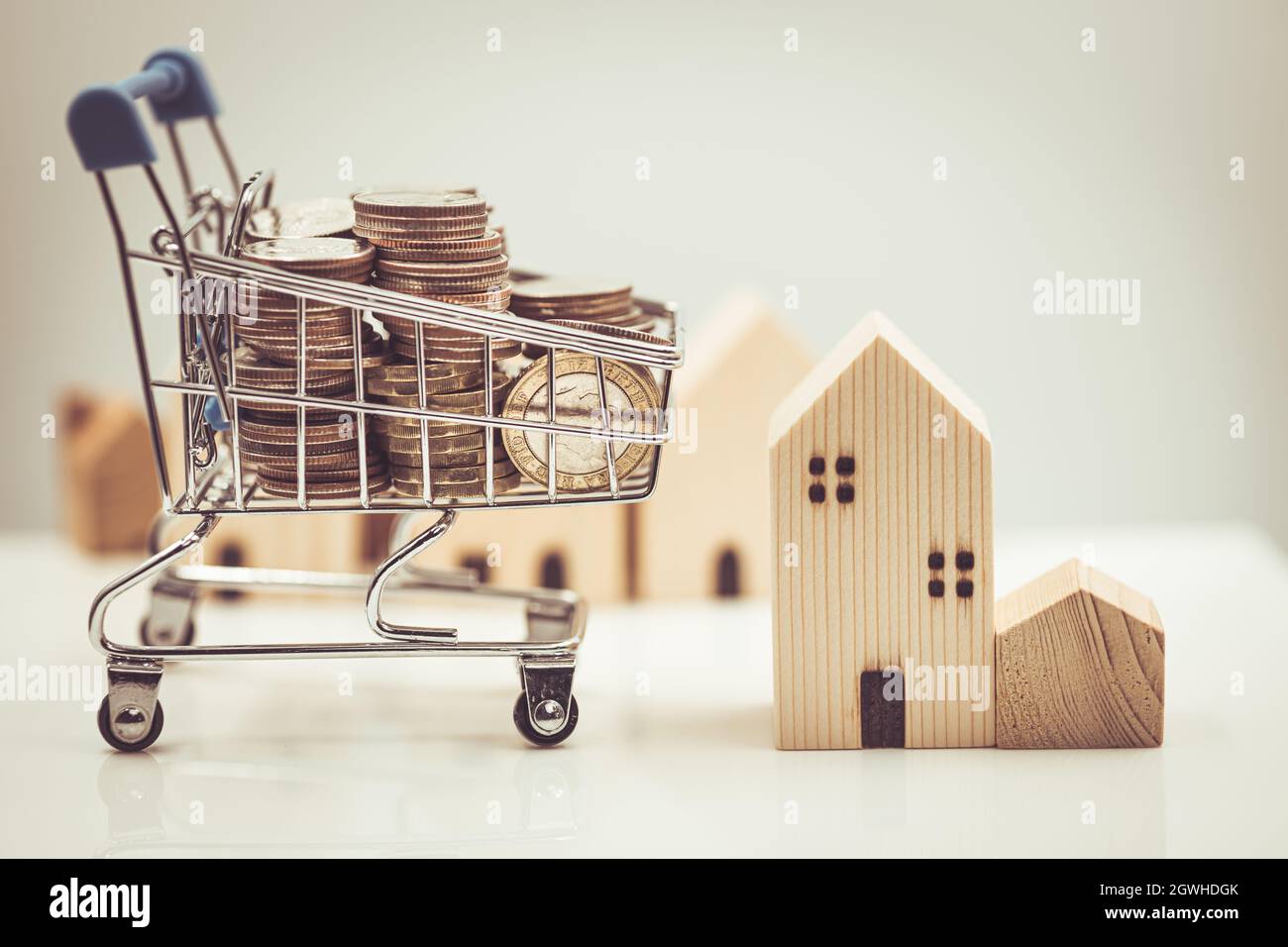 Kaufen Sie ein neues Haus, Shopping-House-Verkauf mit Geldwagen Trolley für Hypothek und Darlehen Konzept. Stockfoto