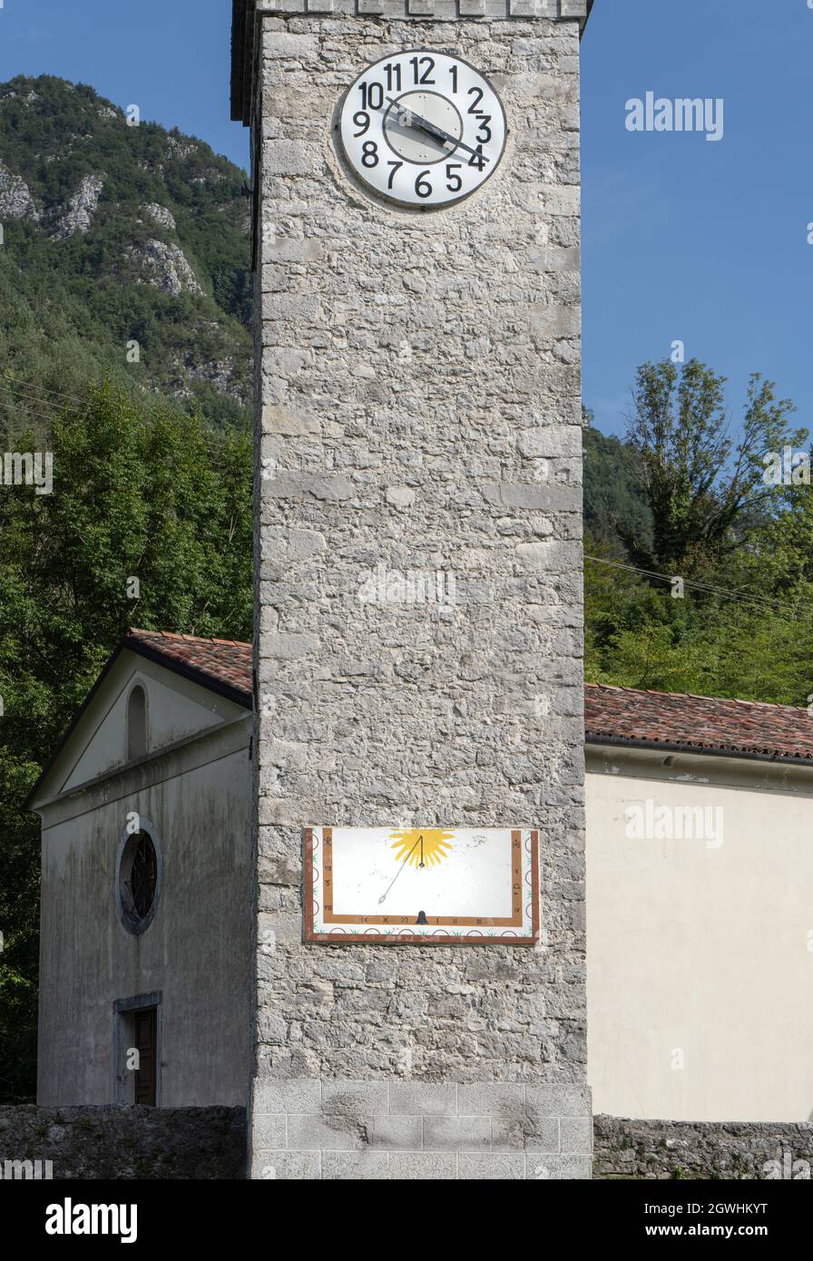 Die Sonnenuhr und die Uhr in einem Glockenturm Stockfoto