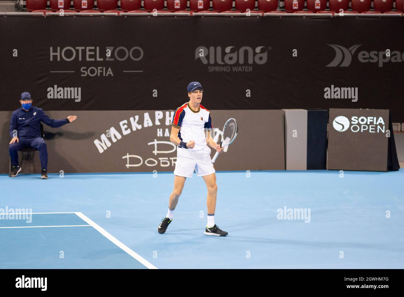 Jannik Sinner aus Italien gewann gegen Gael Monfils aus Frankreich beim Finale der Männer des Sofia Open 2021 ATP 250 Indoor-Tennisturniers. Sinner gewann 6:3 6:4. Alamy Live News 2021 Stockfoto