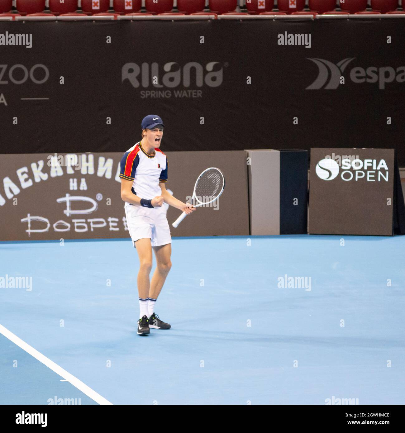 Jannik Sinner aus Italien feiert als Sieger gegen Gael Monfils aus Frankreich nach dem Finale der Männer des Sofia Open 2021 ATP 250 Indoor Tennis Turniers. Sinner gewann 6:3 6:4 Stockfoto