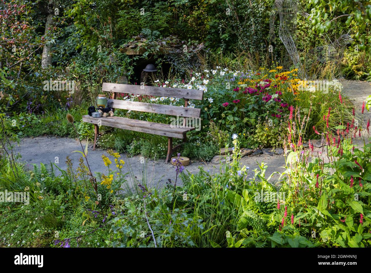 Silbermedaillengewinnerin, Guide Dogs, Artisan Garden zum 90. Geburtstag, RHS Chelsea Flower Show, Royal Hospital Chelsea, London SW3 im September 2021 Stockfoto