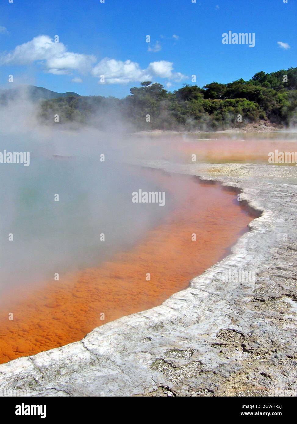 Die Minerallagerstätte baut sich entlang des Champagne Pools in Wai-O-Tapu auf der Nordinsel Neuseelands auf. Die geothermische Landschaft ist Teil der vulkanischen Zone Taupo und befindet sich im Okataina Volcanic Center. Stockfoto
