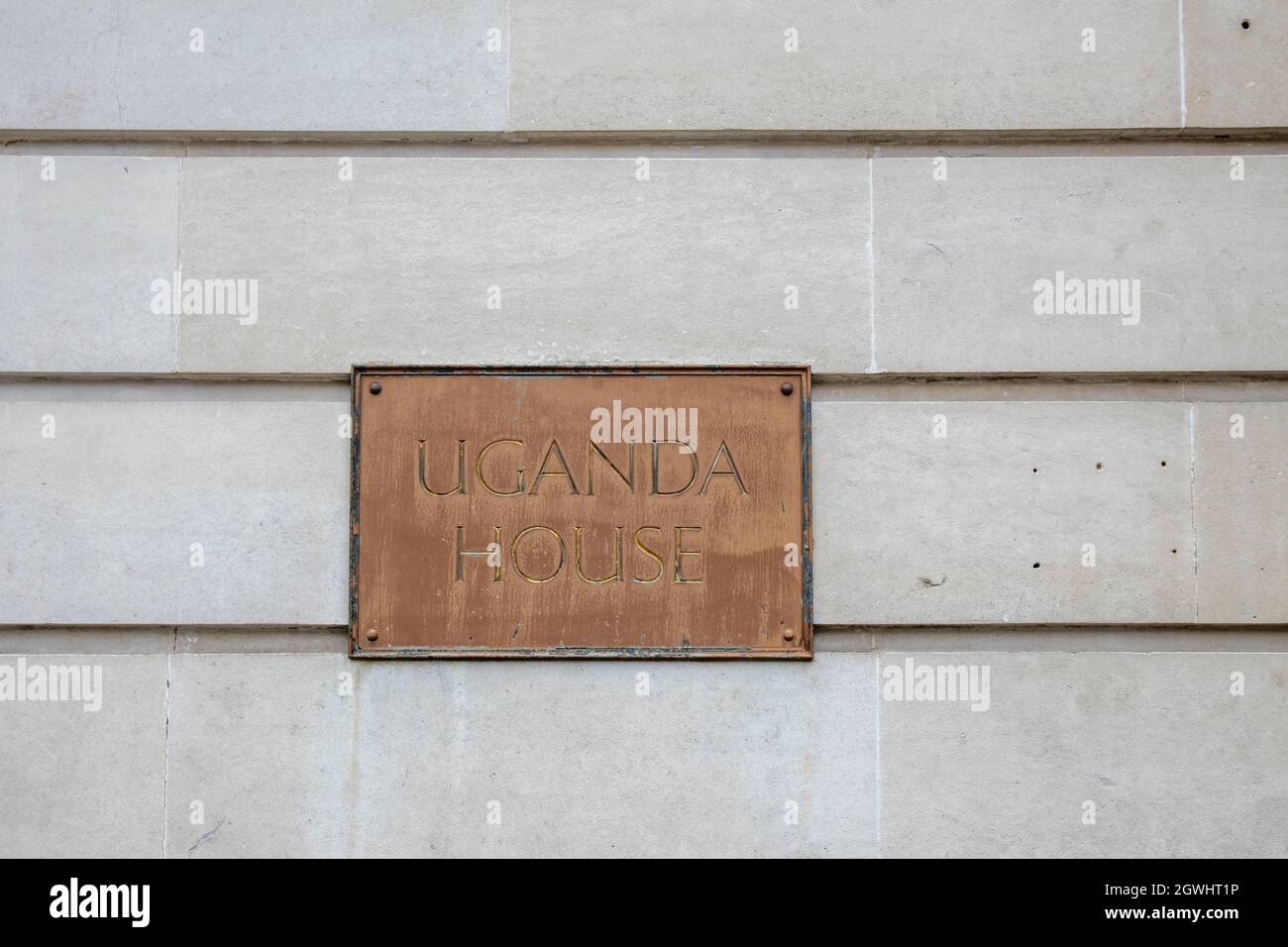 Namensschild an der Wand vor der Uganda High Commission, Uganda House, Trafalgar Square, St. James's, London WC2 Stockfoto