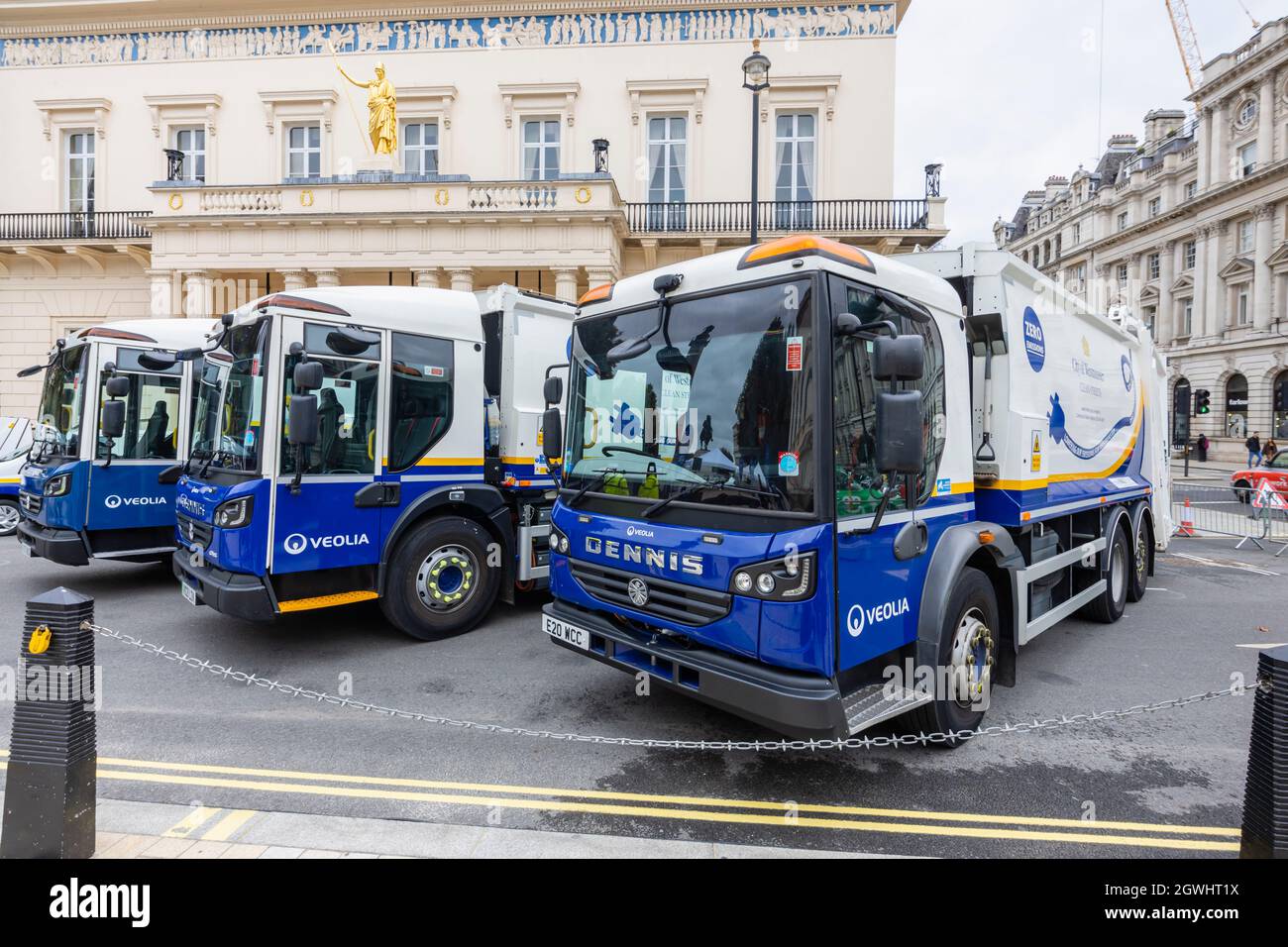 Dennis Elektrofahrzeuge zur Abfallentsorgung für die City of Westminster Saubere Straßen von Veolia werden in der Pall Mall im Zentrum von London ausgestellt Stockfoto