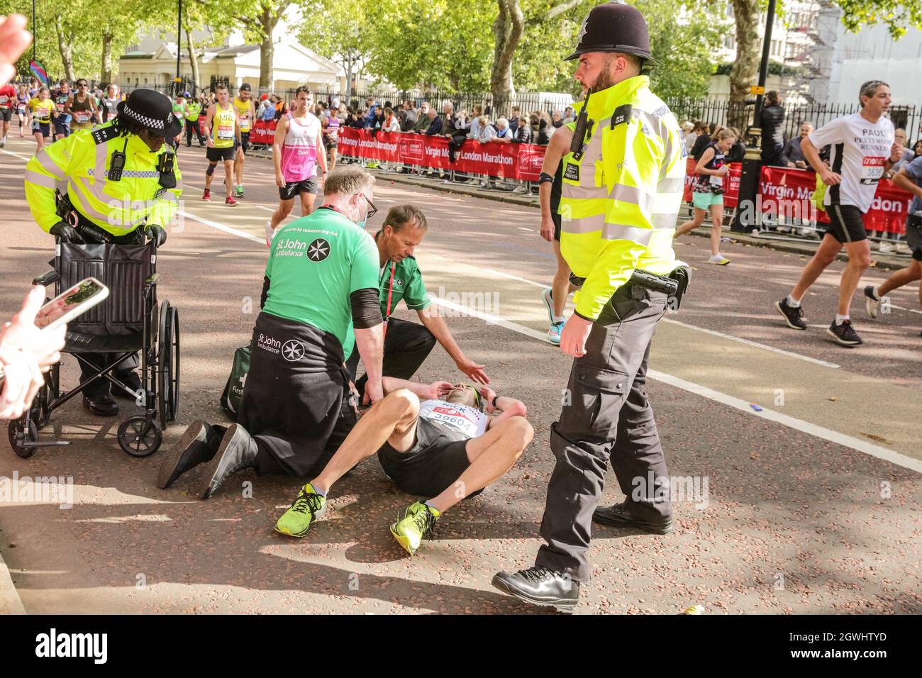 London, Großbritannien. Oktober 2021. Massenrennläufer, viele in Kostümen, auf der letzten Meile beim Birdcage Walk. Nach einer 2-jährigen Abwesenheit kehrt der Virgin Money London Marathon zu seinem traditionellen Kurs von Blackheath zur Mall zurück. Mit über 40,000 Teilnehmern und einer ähnlichen Zahl, die gleichzeitig den virtuellen Marathon auf einer Strecke ihrer Wahl absolvieren wird es der größte Marathon überhaupt sein. Kredit: Imageplotter/Alamy Live Nachrichten Stockfoto