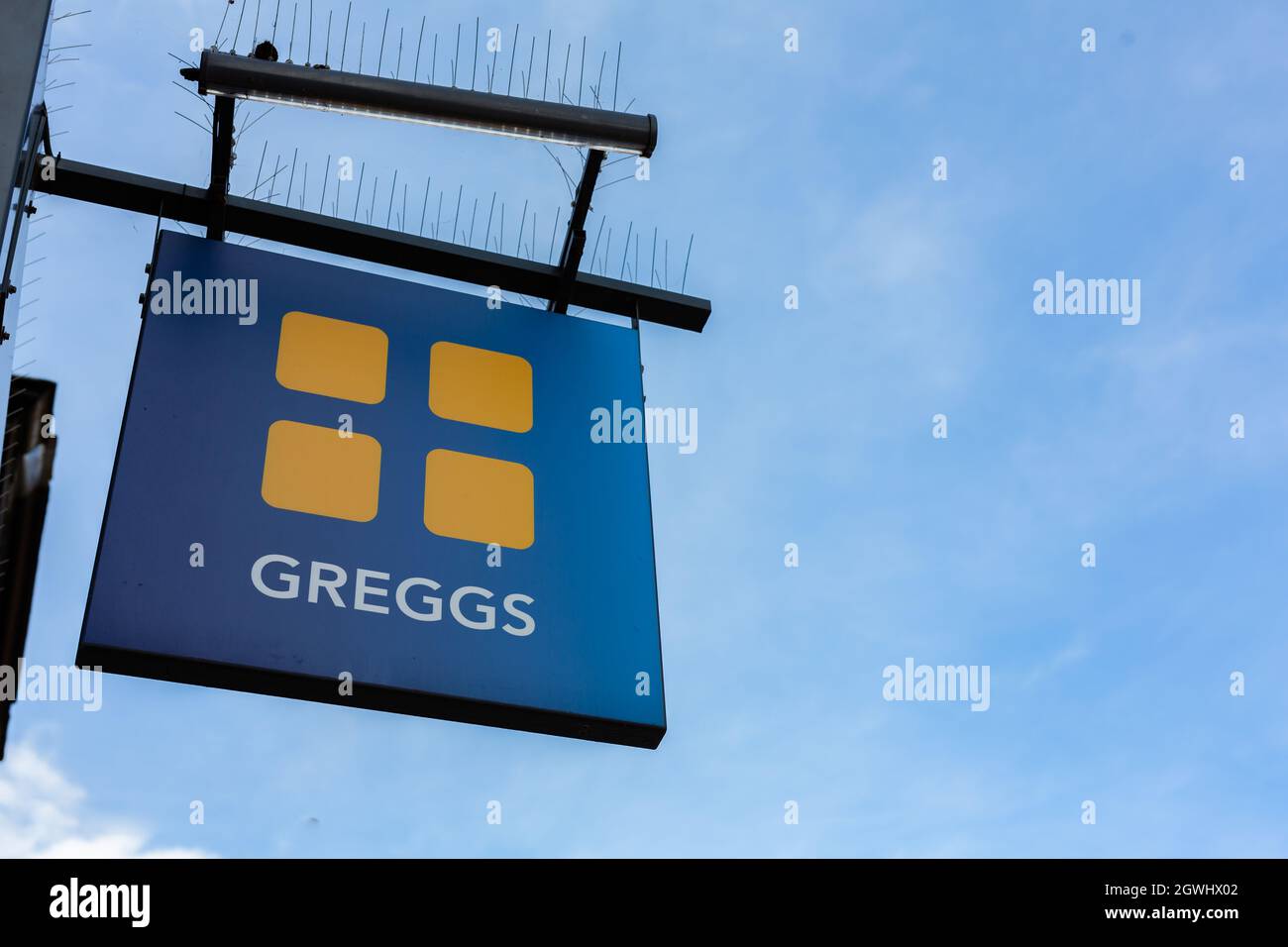 Felixstowe Suffolk UK September 17 2021: Greggs Store Logo vor dem Laden isoliert vor einem klaren blauen Sommerhimmel Stockfoto