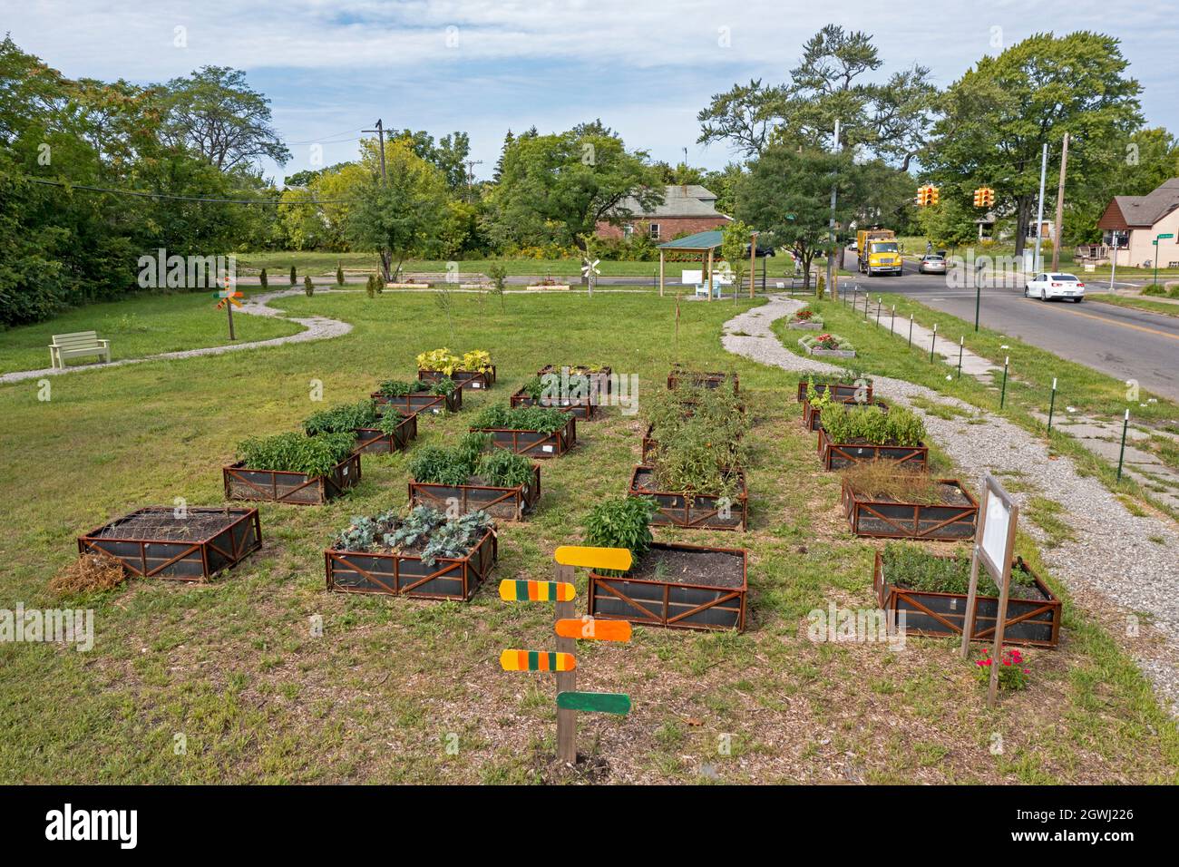 Detroit, Michigan - der Garten von Eatin. Der Garten bietet Nachbarn die Möglichkeit, ihre eigenen Produkte in Hochbeeten anzubauen. Es wird gesponsert von Mt. Stockfoto